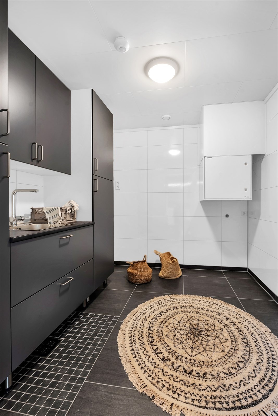 Praktisk, med rikelig skap- og oppbevaringsplass, samt opplegg for vaskemaskin. Galleribilde