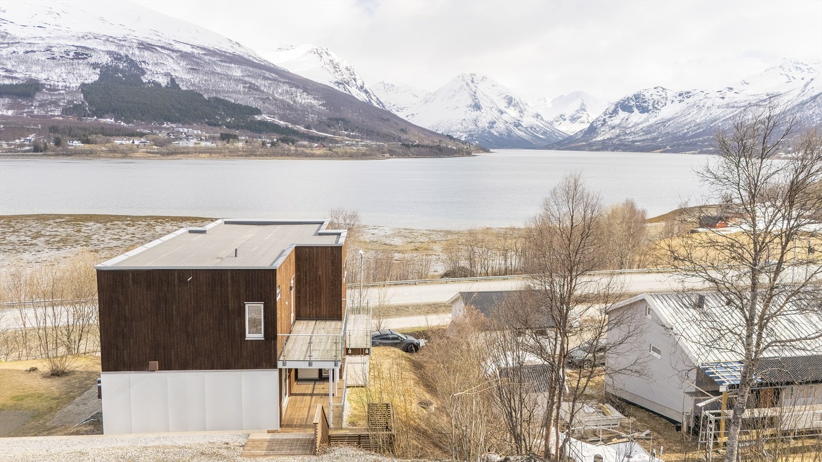 Flott utsikt over fjorden og de snøkledde fjellene. Galleribilde