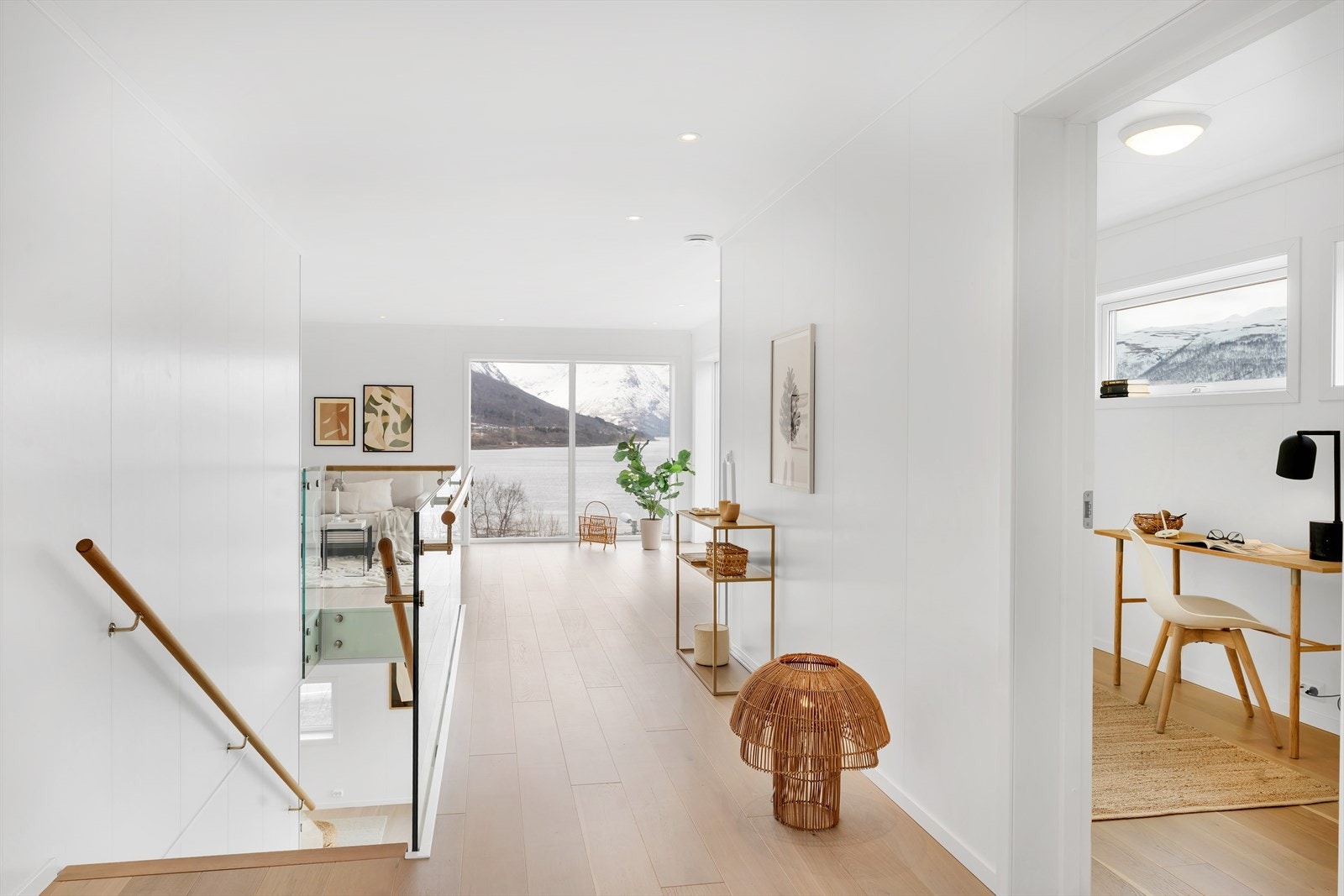 På andre plan finner du tre av boligens soverom, en stue, samt et bad. Galleribilde