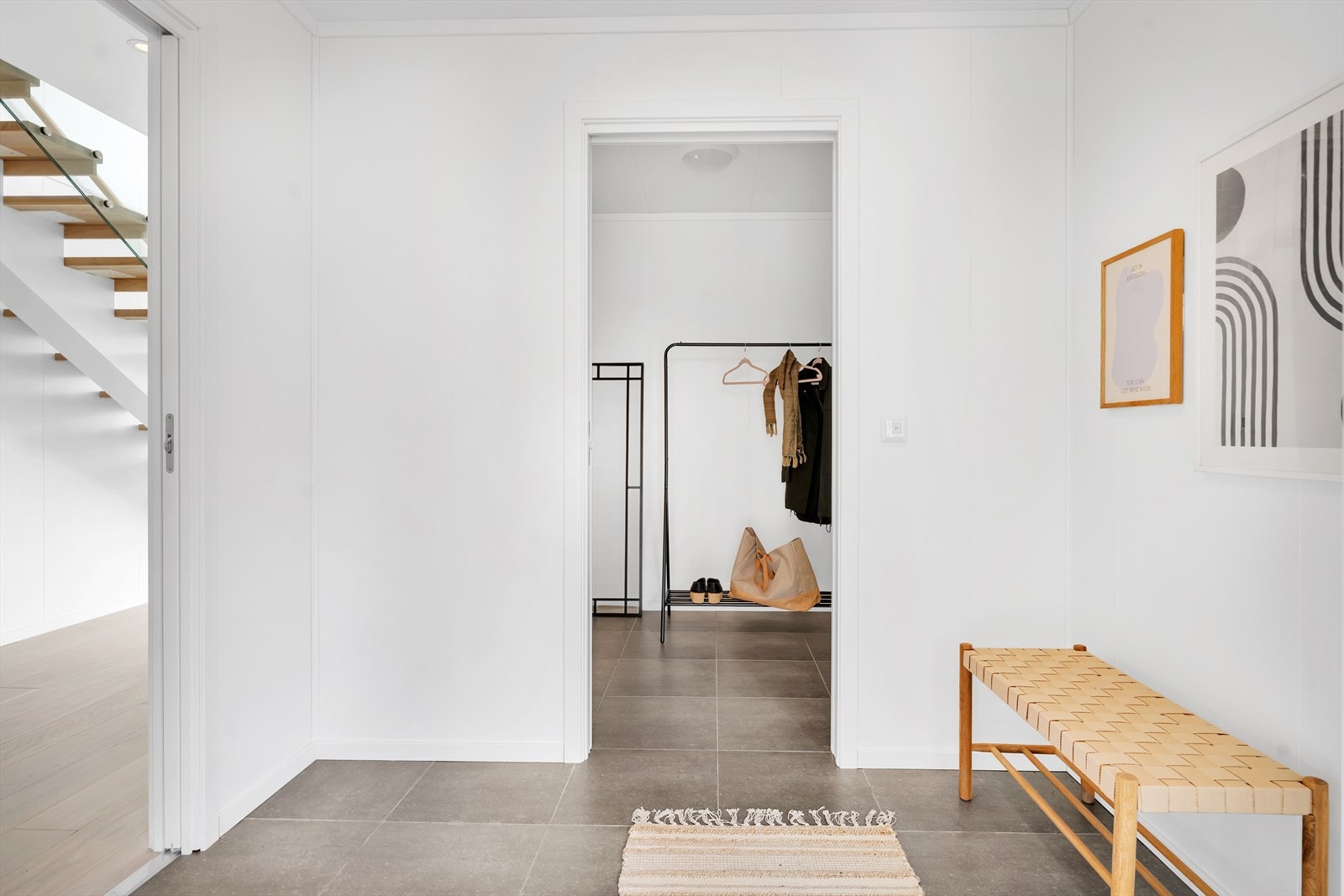 Praktisk garderobeløsning tilknyttet entré, hvor man kan henge fra seg yttertøy og sko. Galleribilde