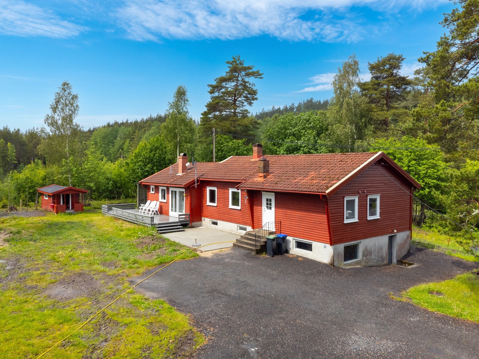 Landlig enebolig med 6661 kvm stor tomt. Galleribilde