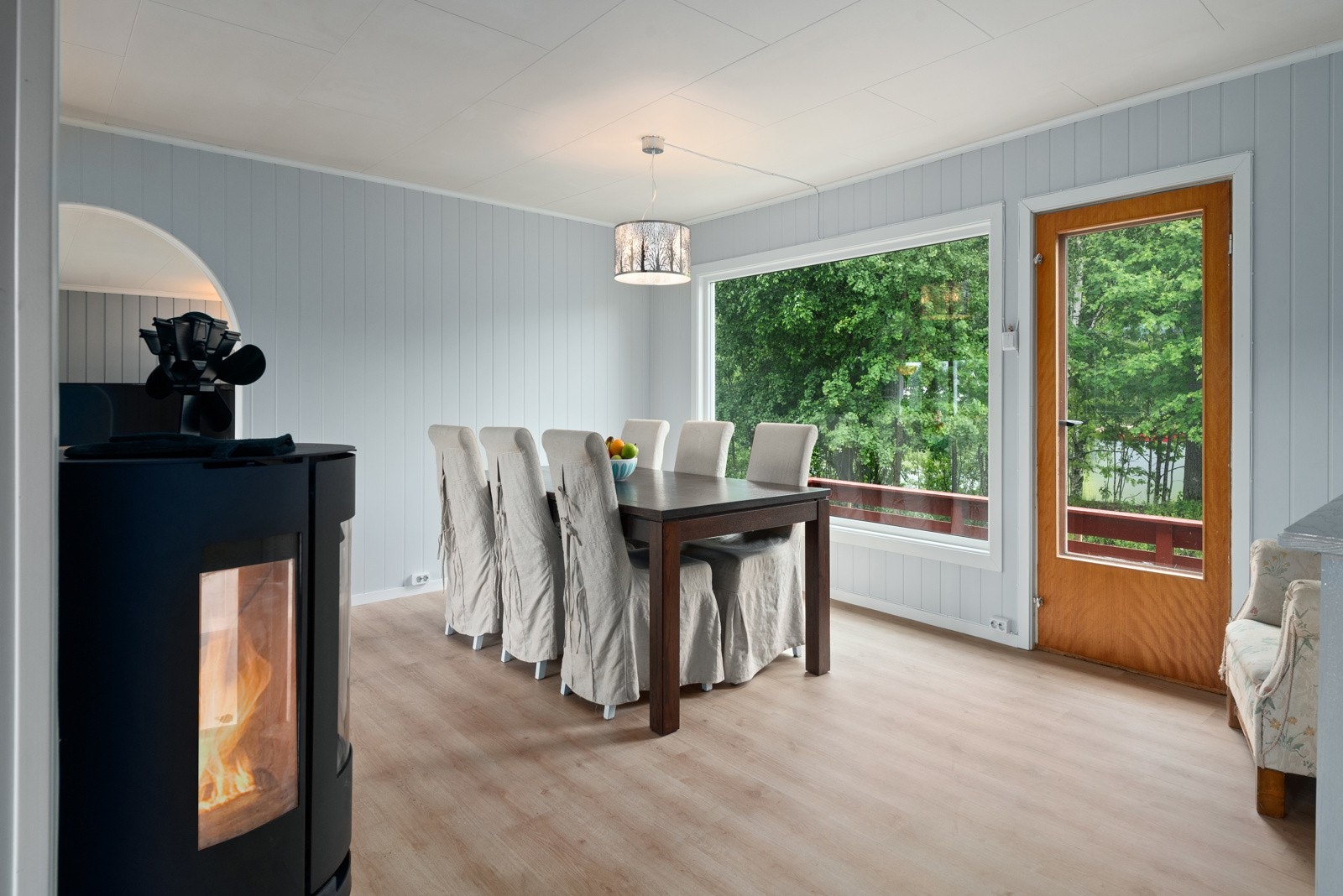 God plass til spisestue i tilknyttning til kjøkkenet. Galleribilde