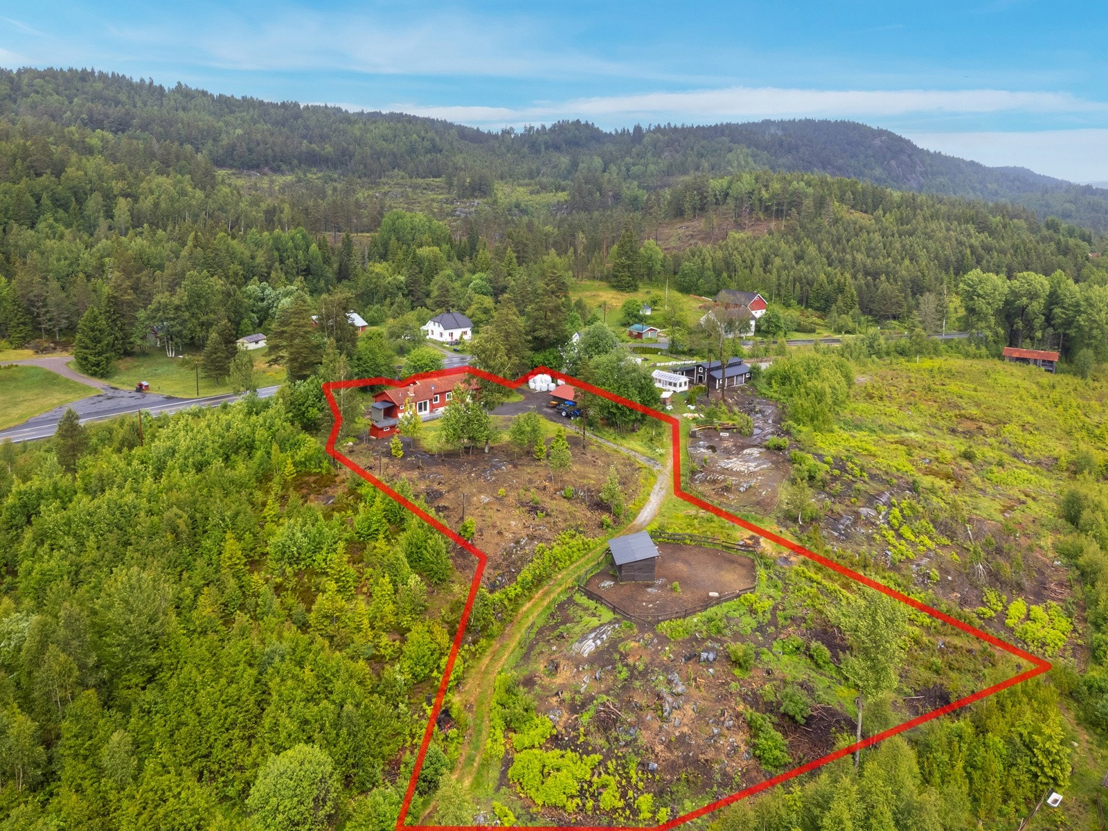 Drømmer du om stor tomt med mulighet for litt dyrehold og plass for deg selv er dette kanskje eiendommen for deg? Velkommen til Selåsvatn 214 Galleribilde