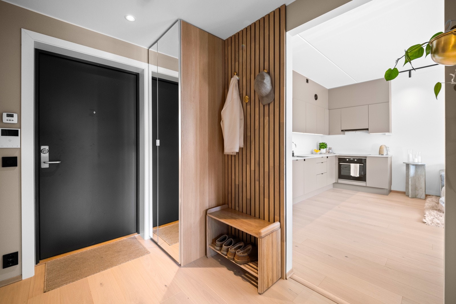 I gangen er det garderobeskap for oppbevaring av yttertøy og sko Galleribilde