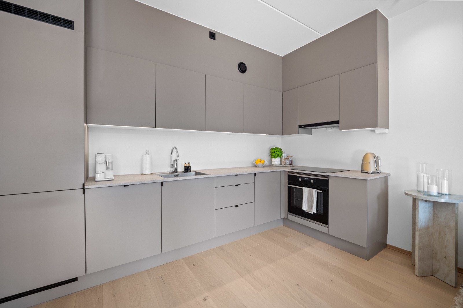 Pent kjøkken i fra HTH med integrerte hvitevarer Galleribilde