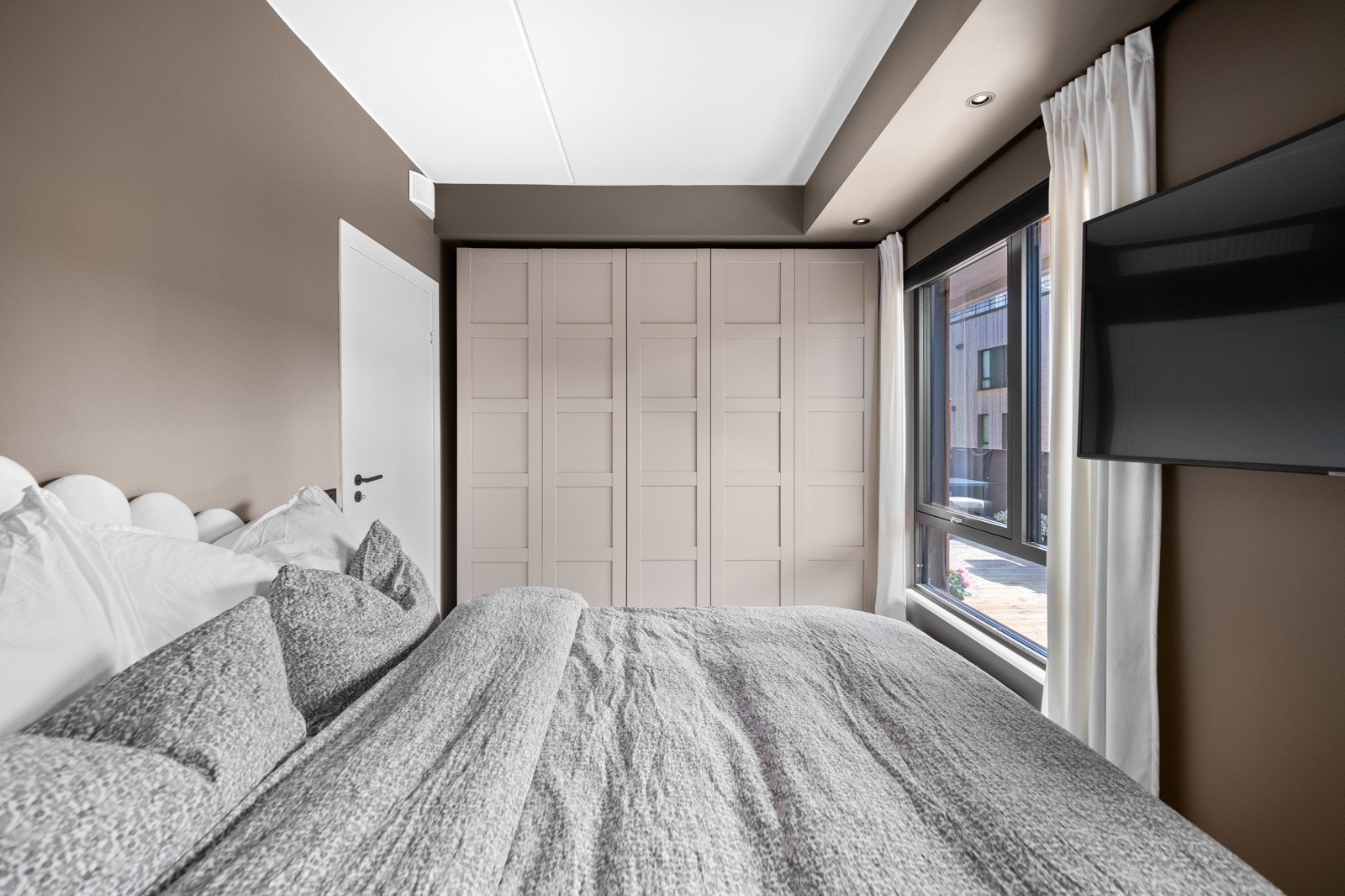 Det er god plass til dobbeltseng på soverommet. Garderobeløsning. Galleribilde