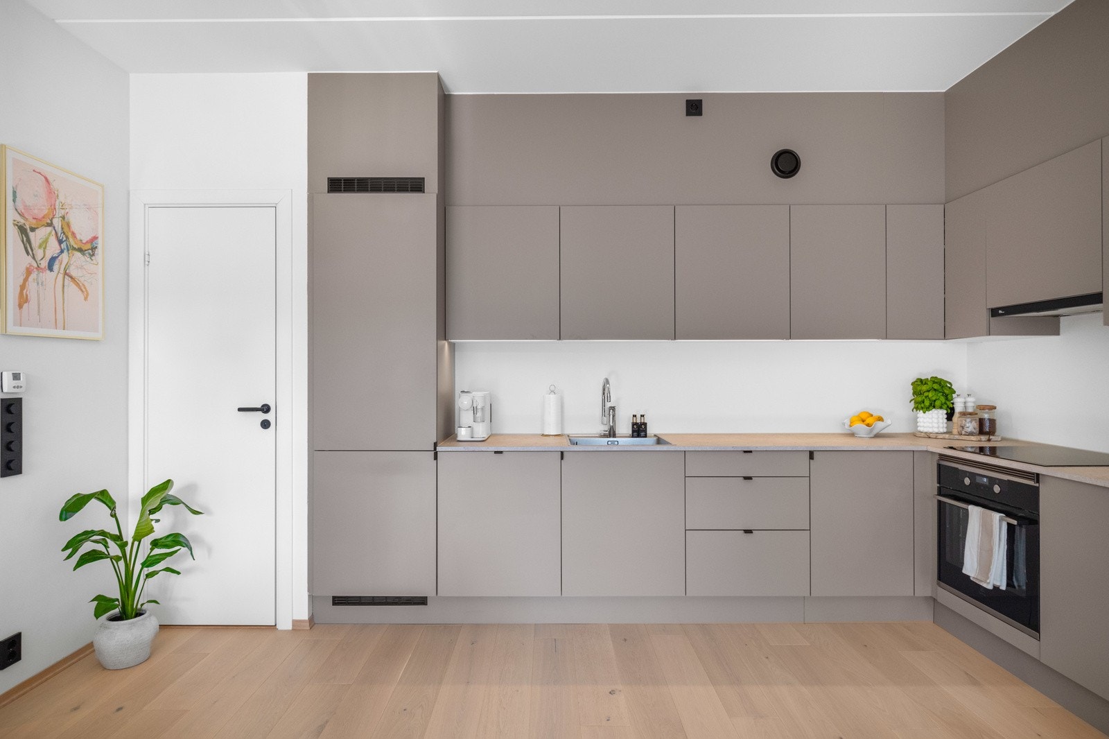 Her har man bra med skap- og benkeplass. Galleribilde