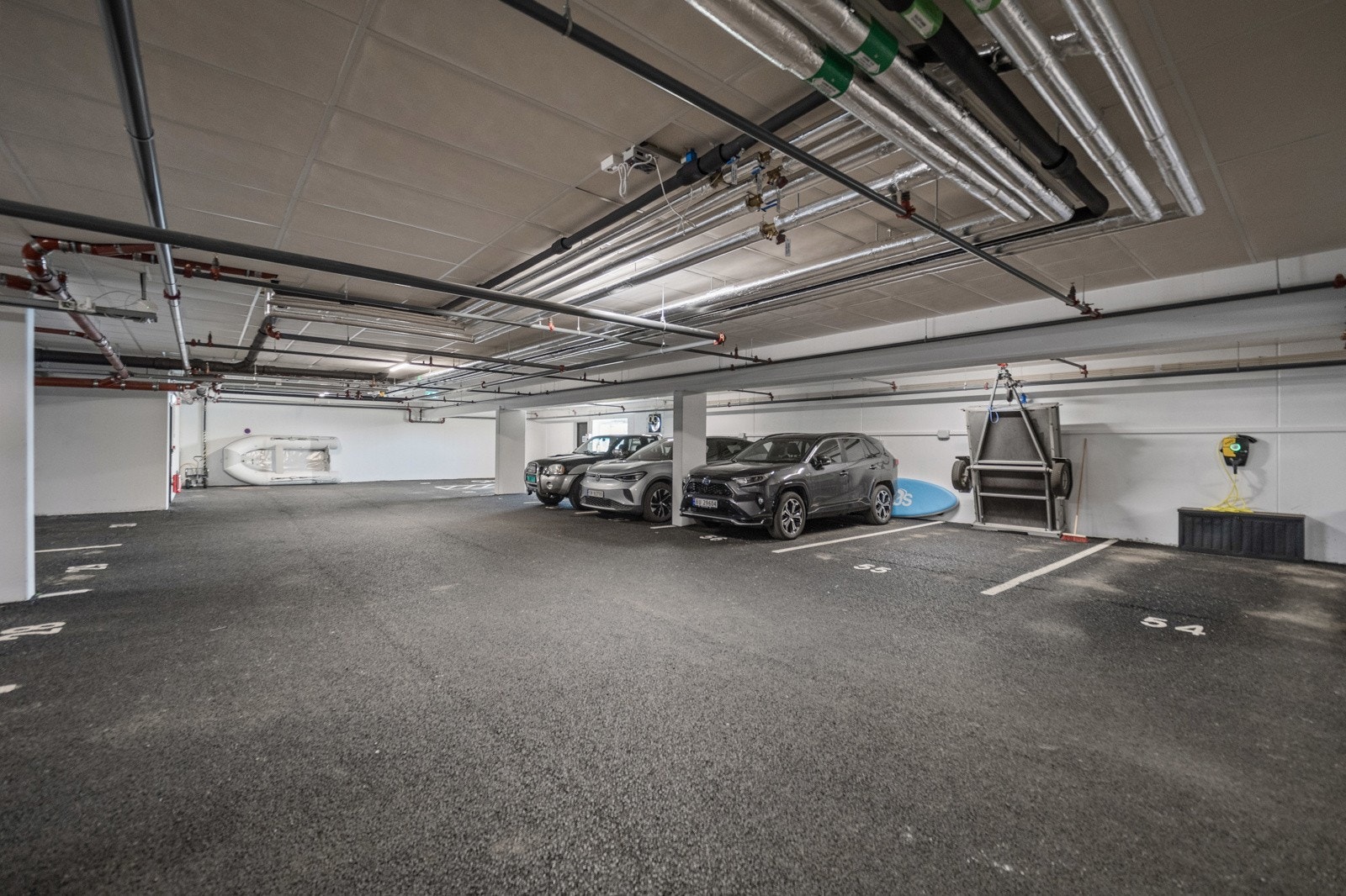 Det følger en parkeringsplass i felles parkeringskjeller Galleribilde