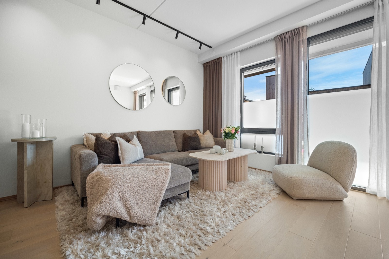 Fra stuen er det utgang til en stor terrasse på hele 25 kvm Galleribilde