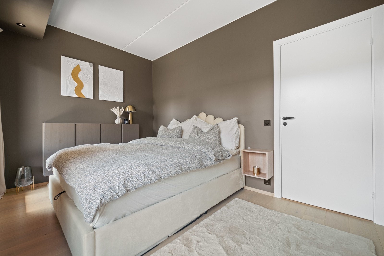 Leiligheten har et romslig soverom Galleribilde