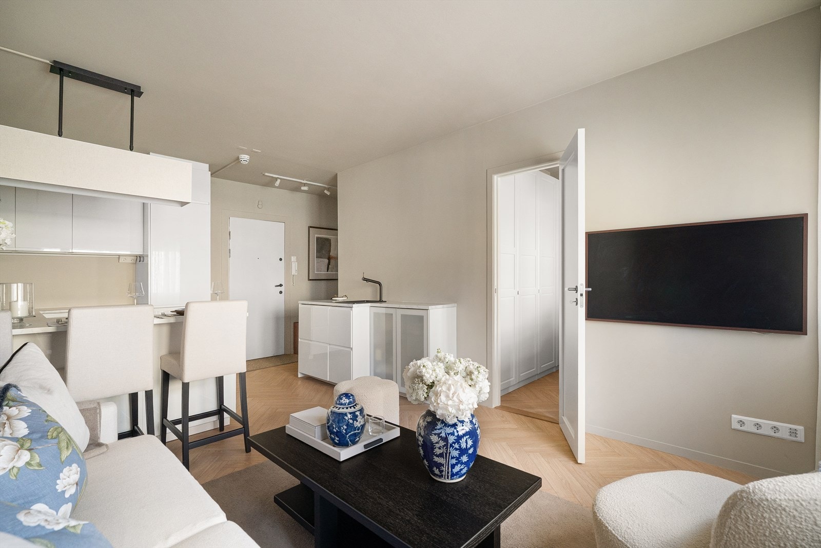 Stilrene overflater gjør at leiligheten oppleves tidsriktig og moderne. Galleribilde