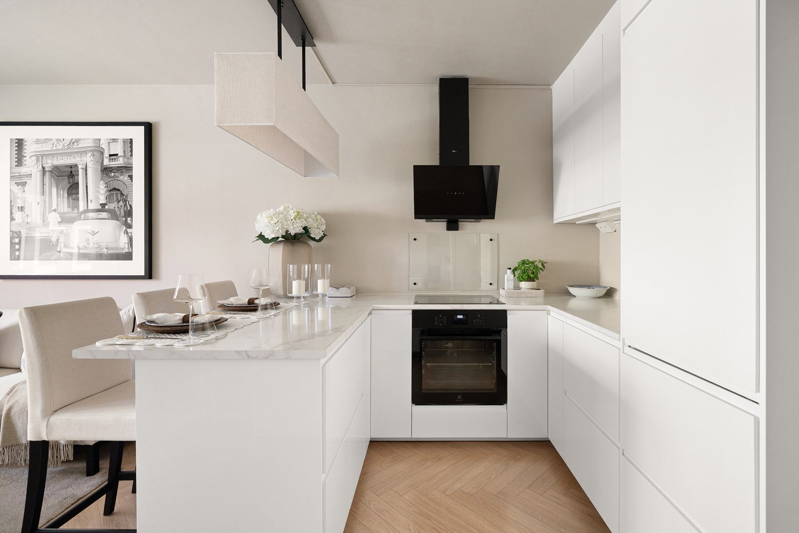 Tidløs IKEA-kjøkkeninnredning fra 2020 med hvite høyglanslaminerte fronter med innfelte håndtak. Galleribilde