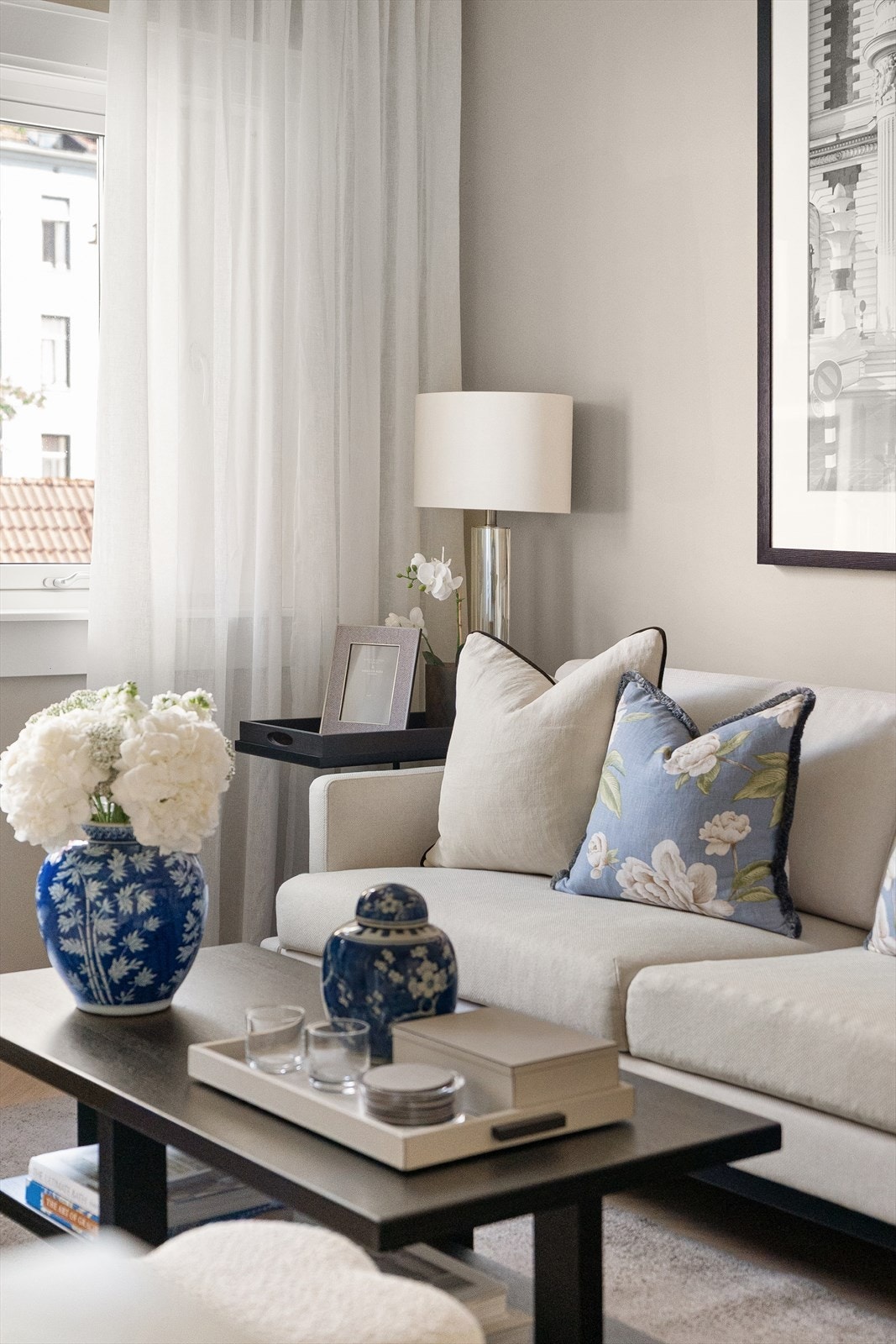 Fransk balkong og nyere vinduer med 3-lags isolerglass demper lyd og holder godt på varmen om vinteren. Galleribilde