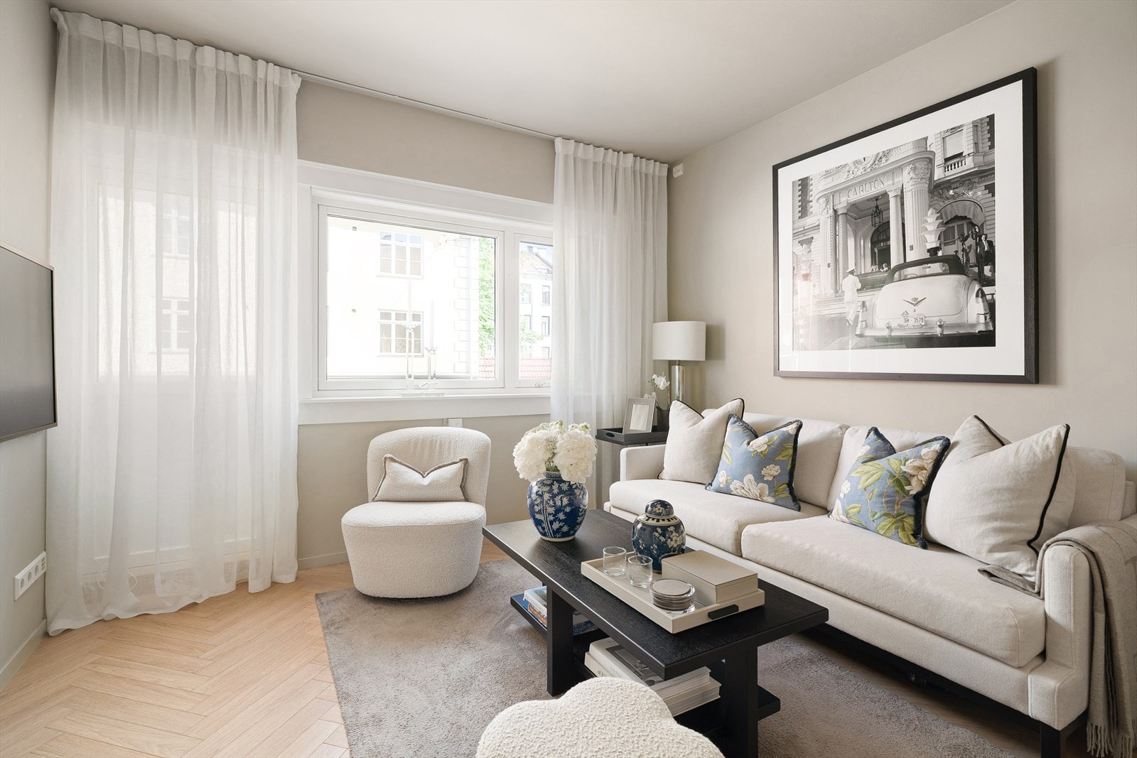 God plass til en romslig sofagruppe med tilhørende møblement. Galleribilde