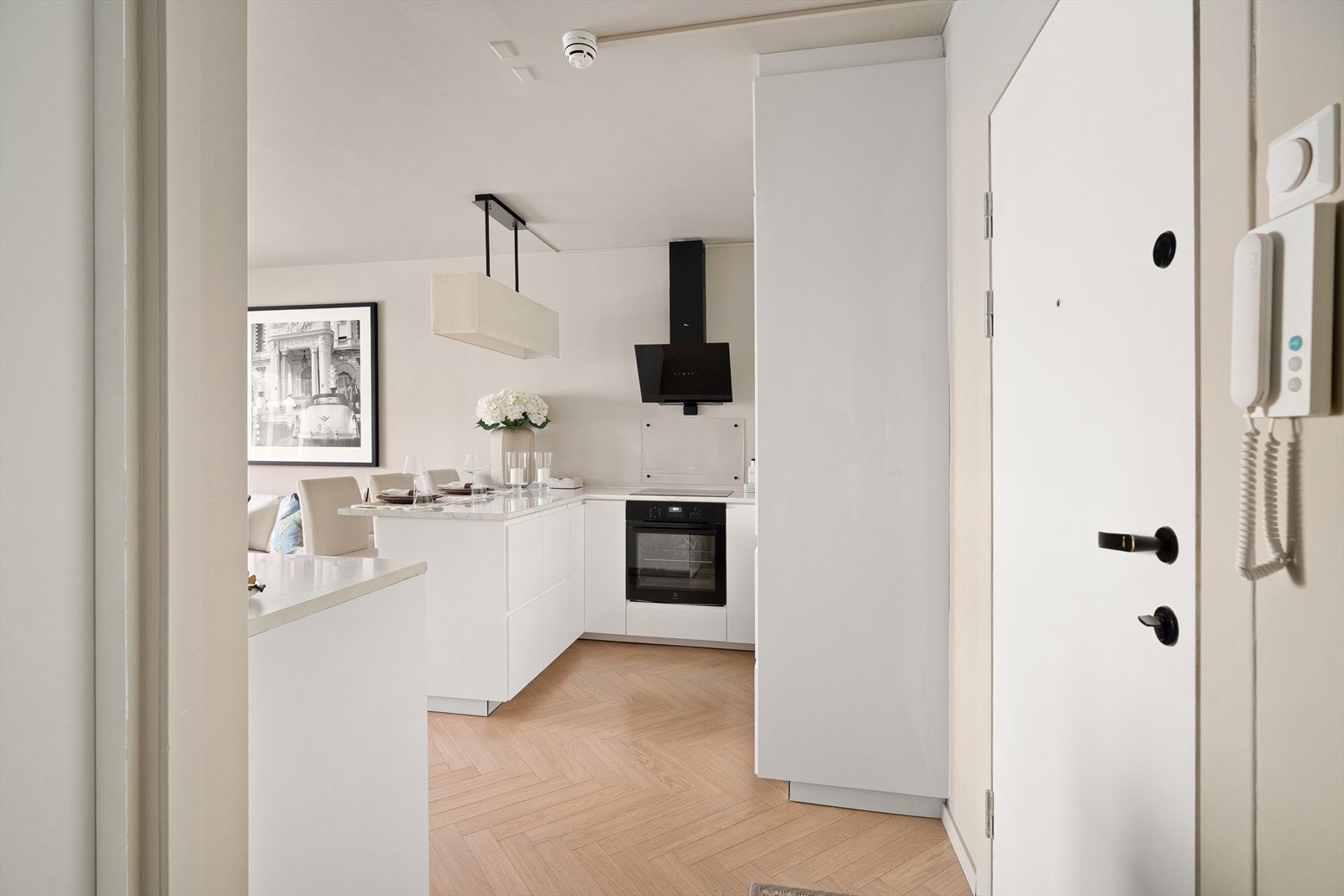 Nytt fiskebeinsgulv lagt i 2020, med behagelig varmefolie i både gang, kjøkken og stue. Galleribilde