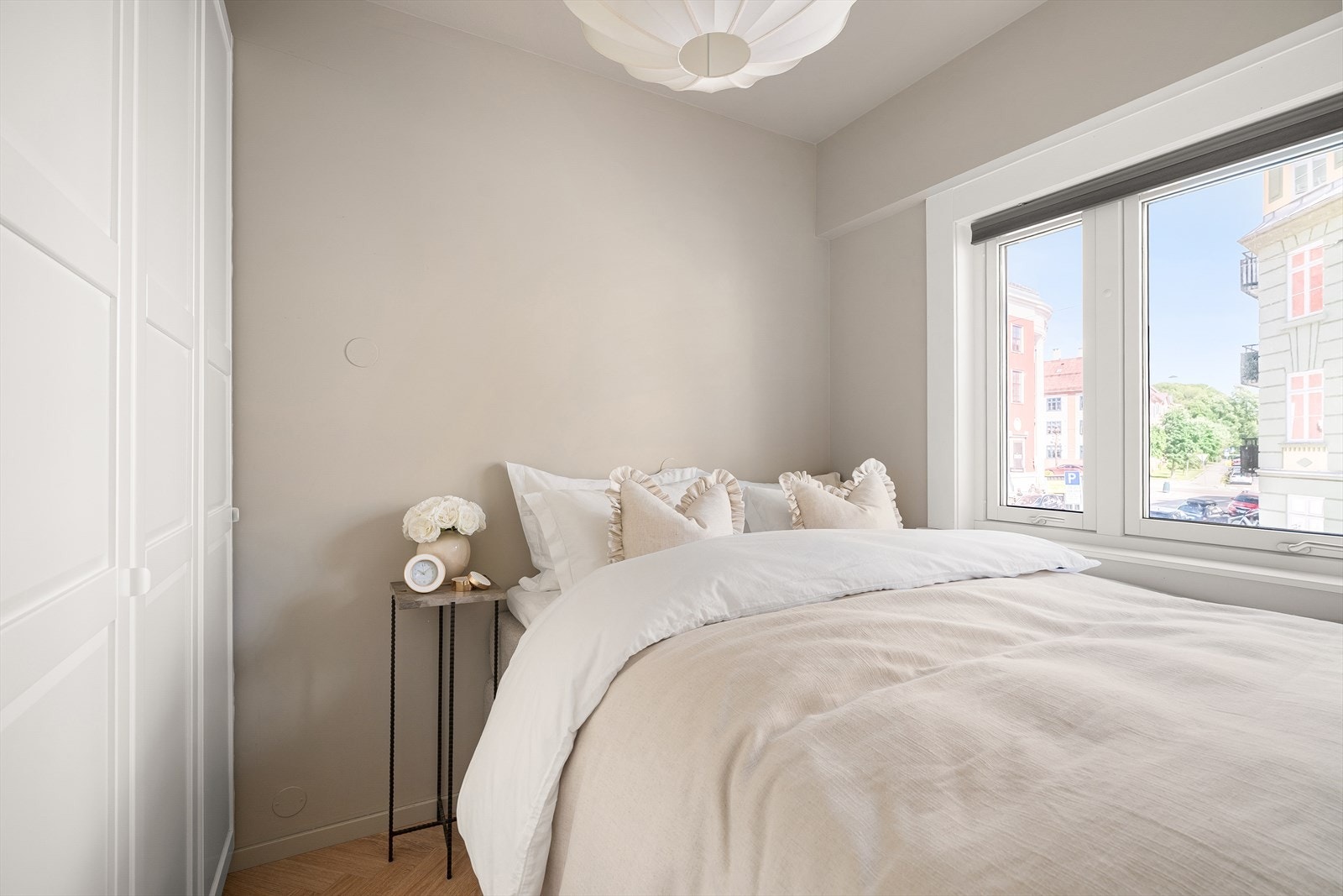 Soverommet har plass til en dobbeltseng samt tilhørende soveromsmøblement. Galleribilde