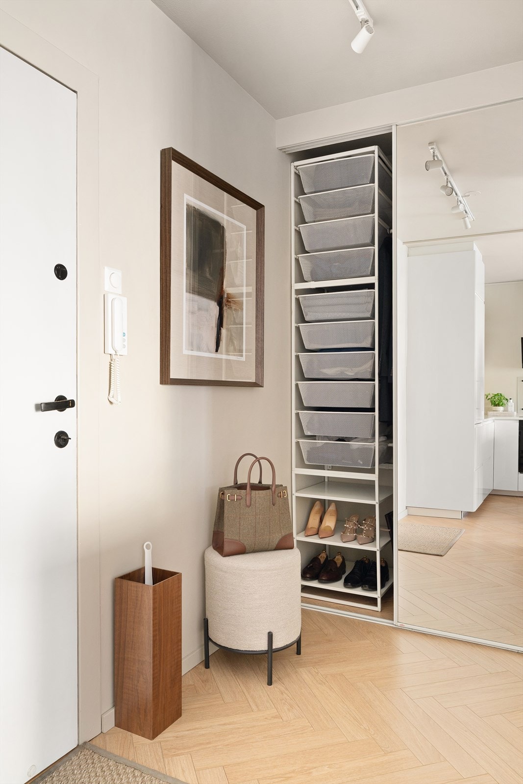 Velkommen inn til en denne flotte 2-romsen - Her er det plass til å henge av seg ytterklær og sko. Galleribilde