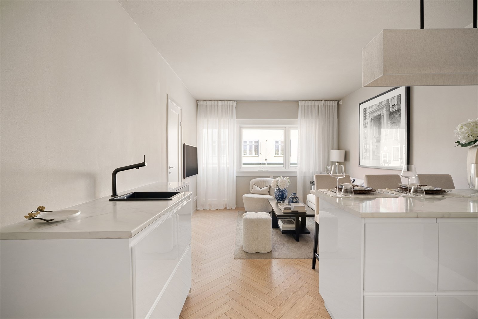 Integrerte hvitevarer inkluderer kjøl/fryseskap, oppvaskmaskin og stekeovn. Galleribilde