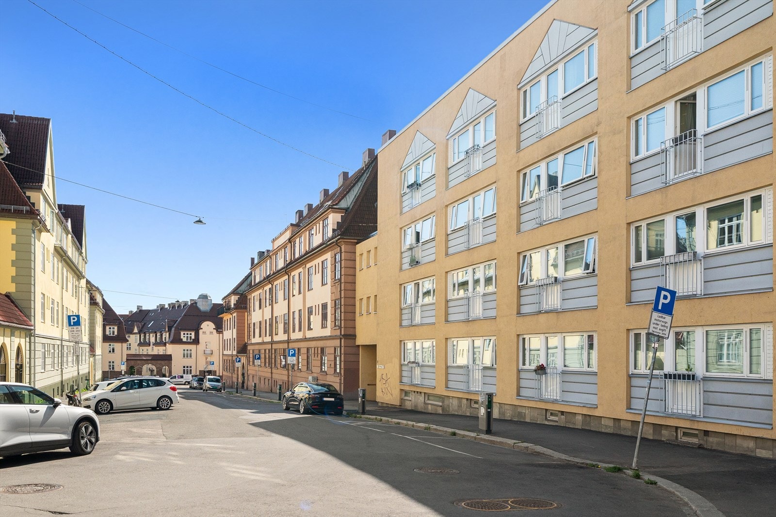 Her har du umiddelbar nærhet til et rikt utvalg av hyggelige cafeér, uteliv, butikker, kollektivtransport og marka med sine flotte turmuligheter. Galleribilde