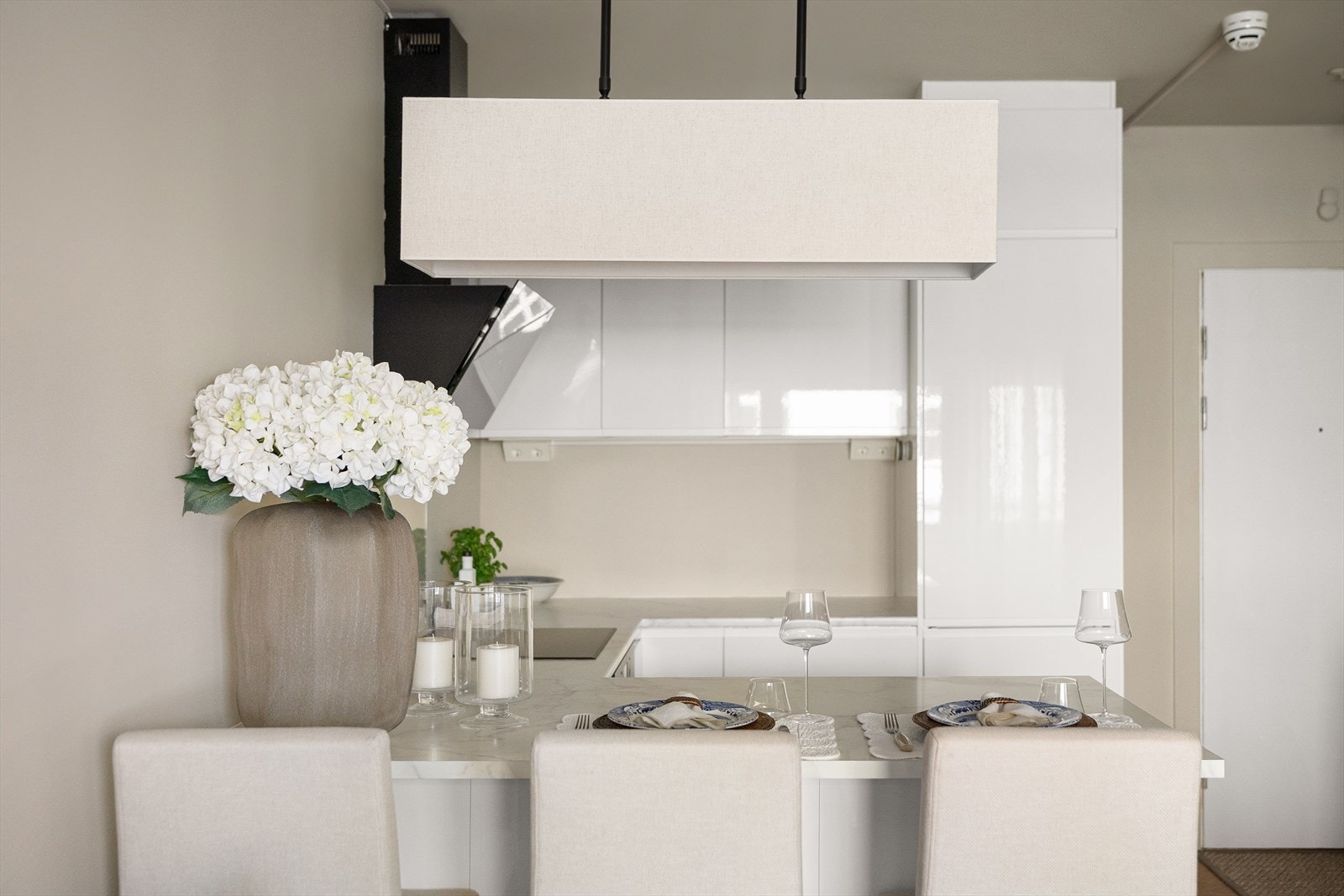 Hyggelig spiseplass på kjøkkenet for sosiale sammenkomster. Galleribilde