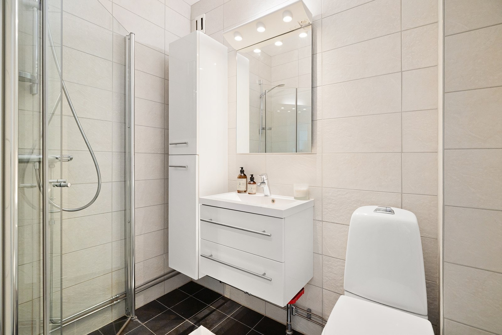 Flislagt baderom fra ukjent årtall (oppgradert i 2014 iht. tidligere salgsoppgave) utstyrt med gulvvarme, wc og dusjhjørne med glassdører samt dusjbatteri fra Grohe. Galleribilde