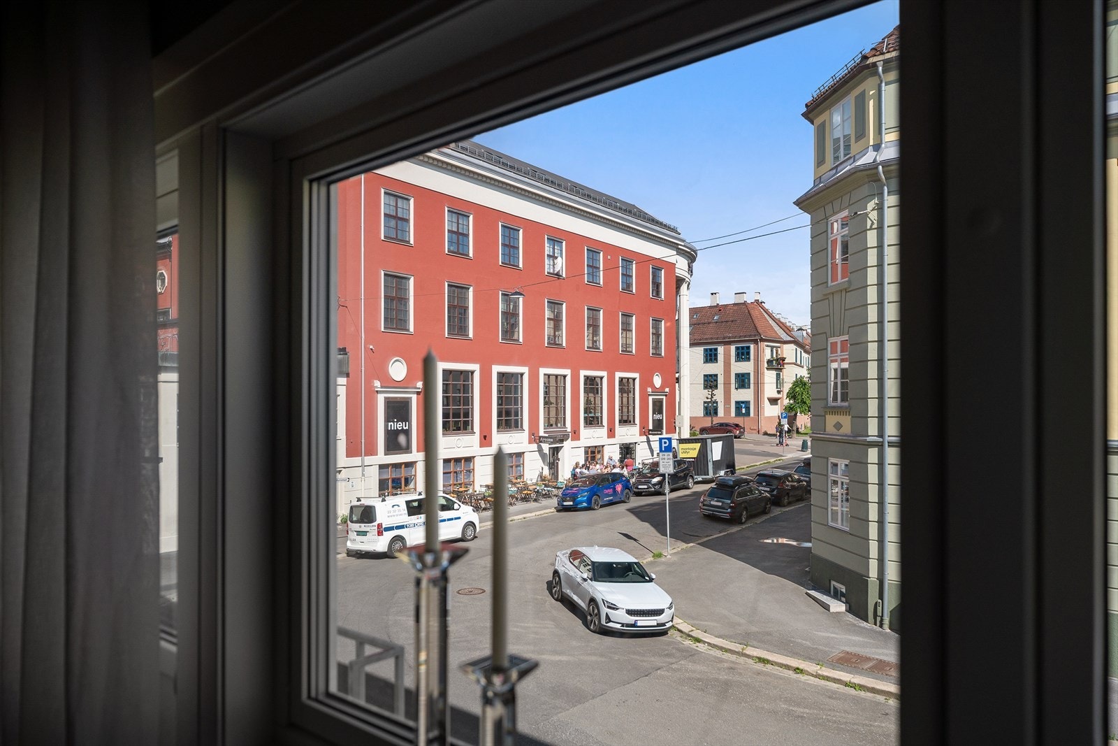 Her har du umiddelbar nærhet til et rikt utvalg av hyggelige cafeér, uteliv, butikker, kollektivtransport og marka med sine flotte turmuligheter. Galleribilde