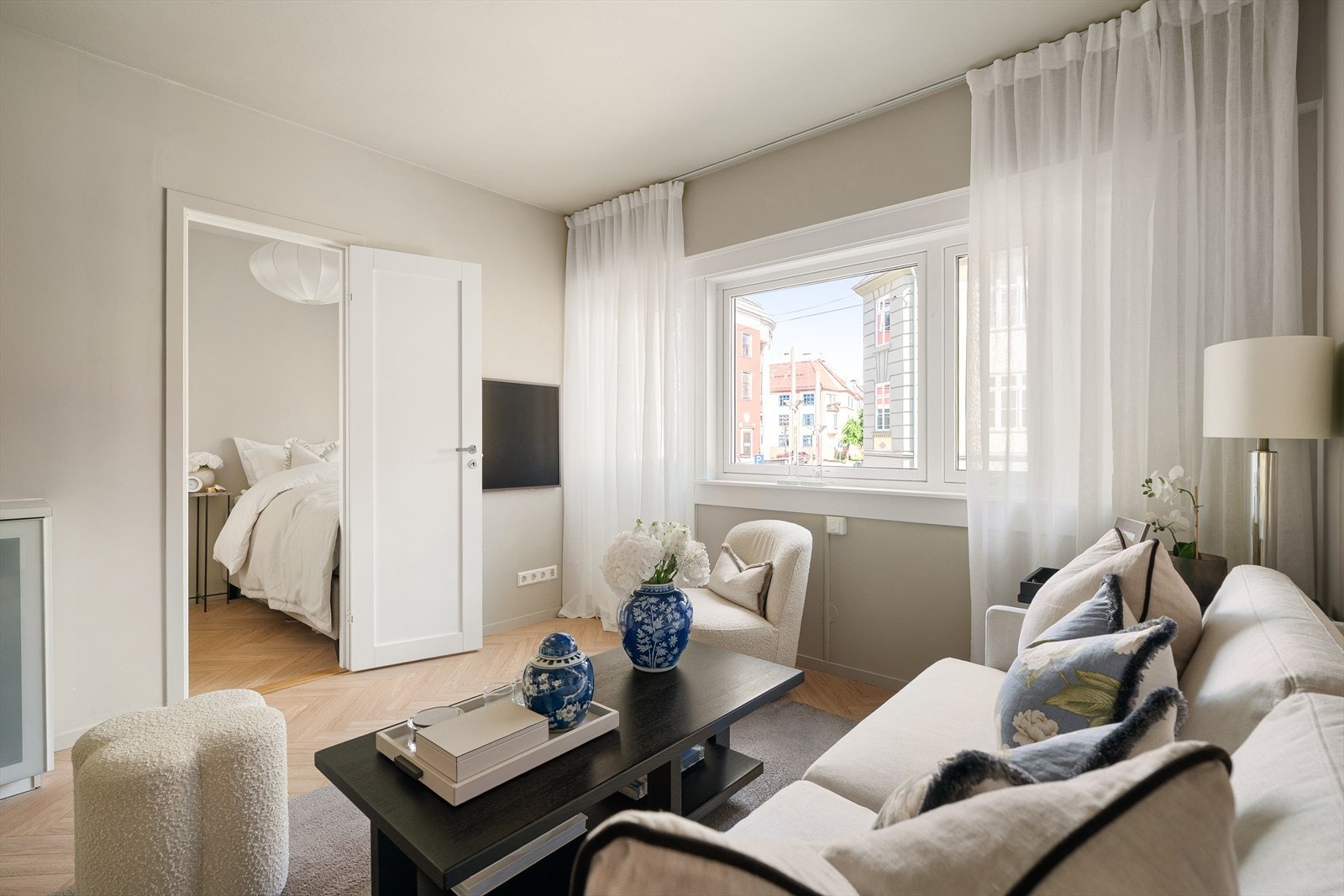 Boligen holder en høy finish og oppleves som svært luftig og lys. Galleribilde