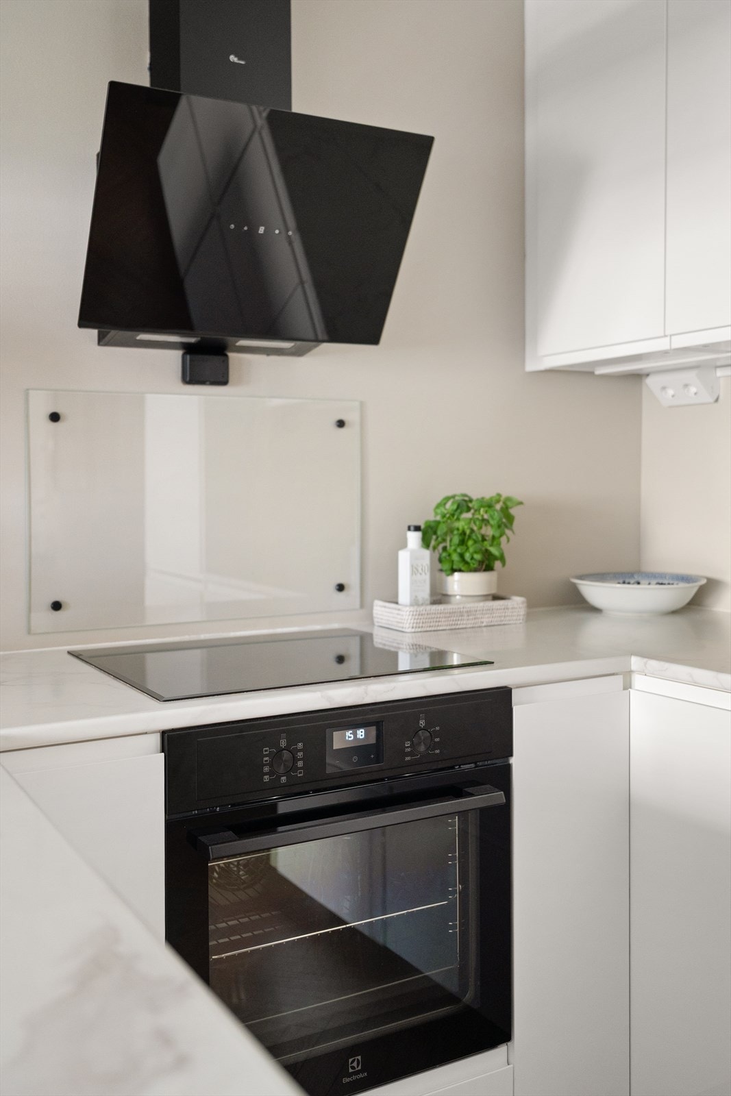 Innredning med kullfiltervifte over stekesonen og platetopp med induksjon. Galleribilde