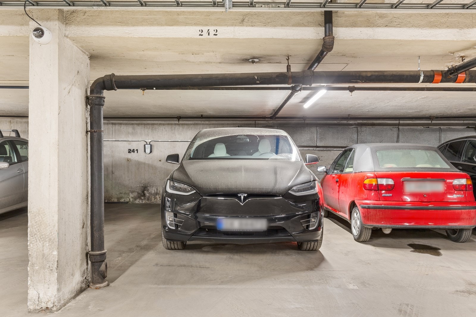 Leiligheten har eksklusiv disposisjonsrett til parkeringsplass nr. 242 i felles garasjeanlegg. Plassen har ladepunkt. Man kommer seg tørrskodd fra garasjen og opp til leiligheten Galleribilde