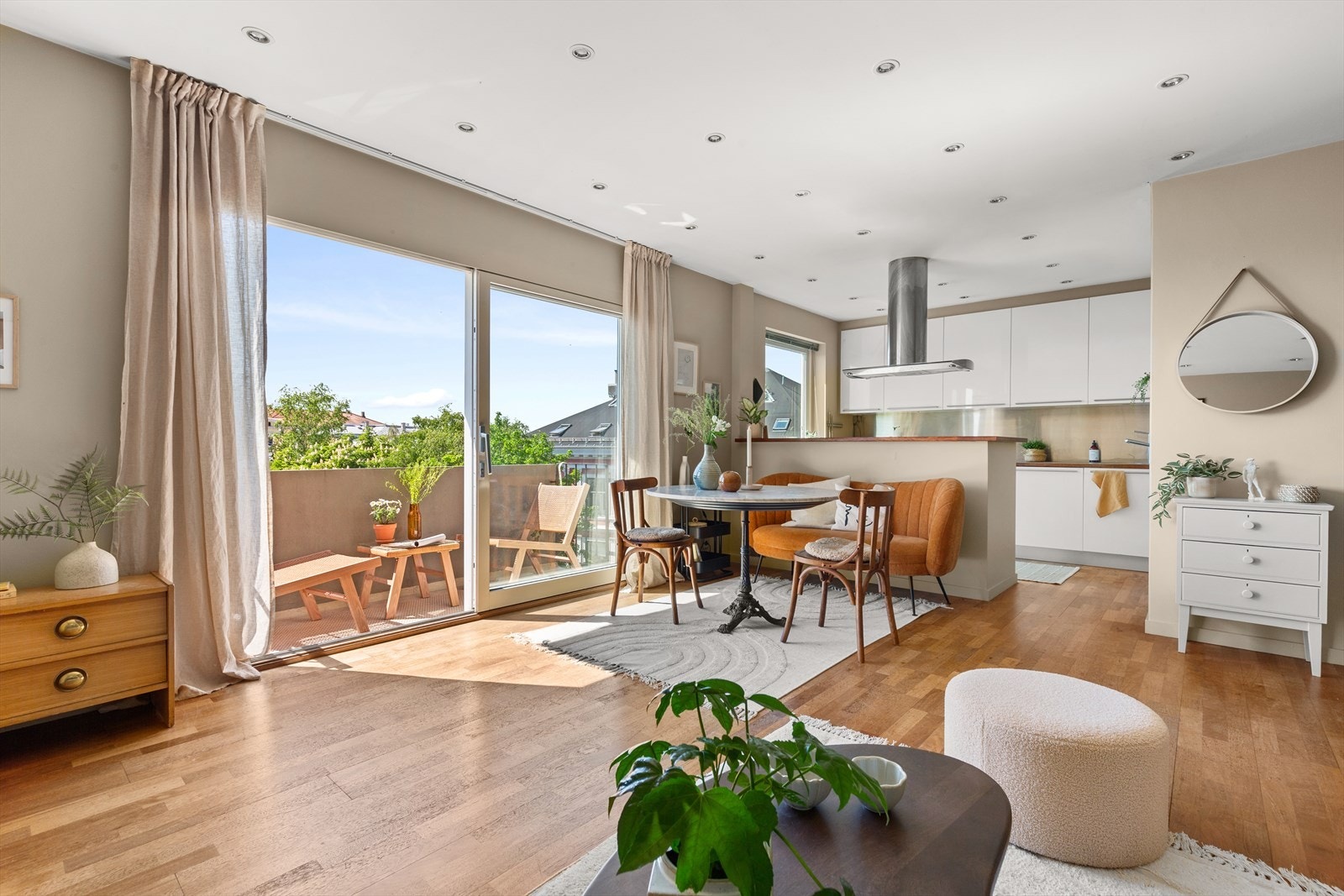 De store vindusflatene gir et rikelig med naturlig lys inn i leiligheten Galleribilde