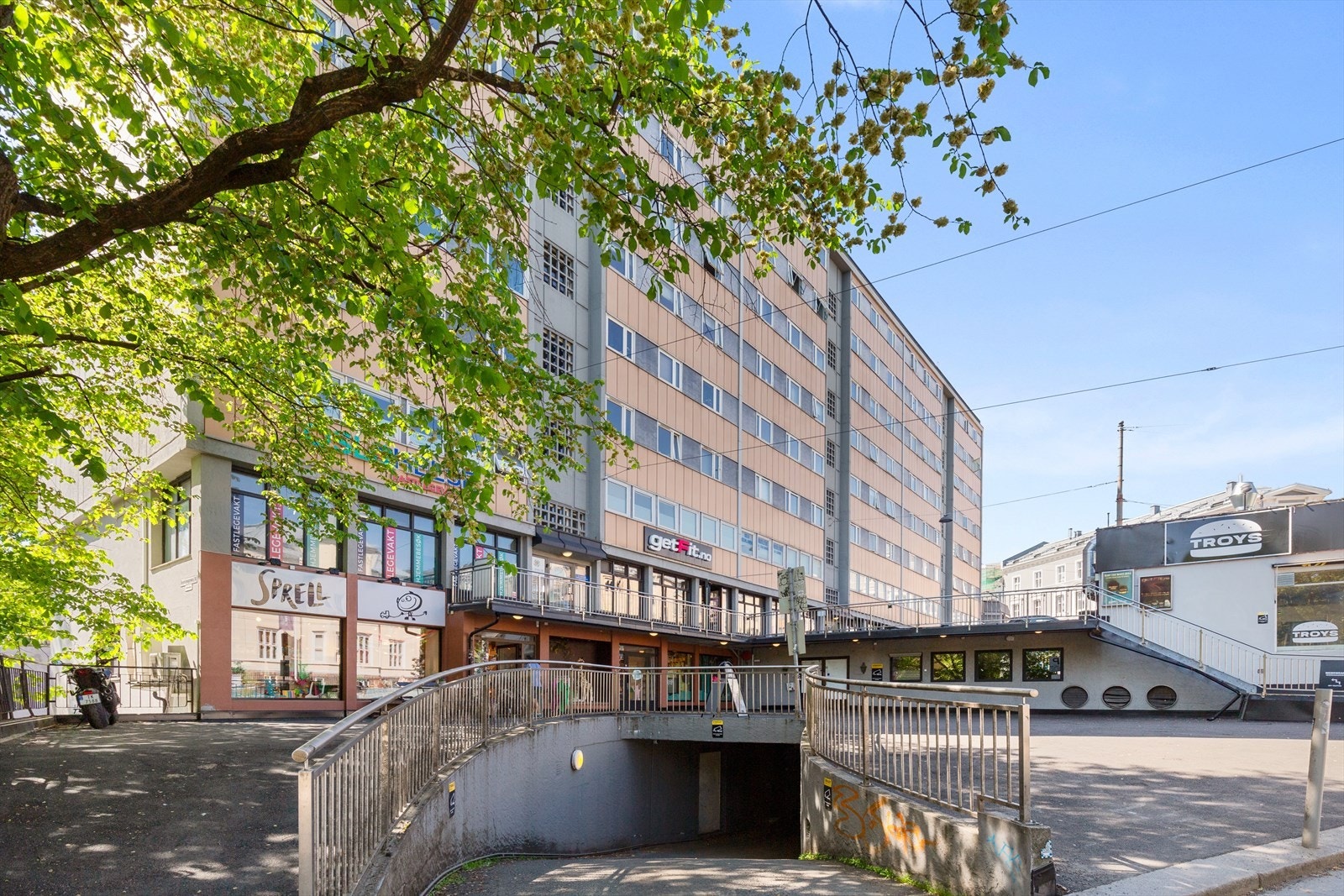 Inngang til garasjeanlegg Galleribilde