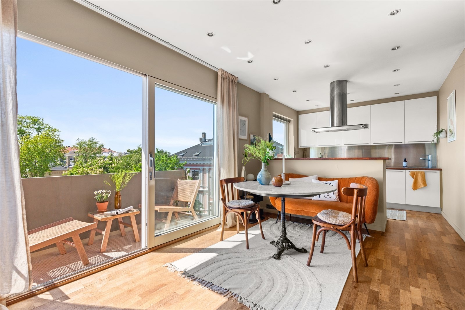 Lekker 2-roms i 7.etg med spektakulær utsikt fra balkong med sol "hele" dagen. Garasjeplass m/lader. Vv/fyring ink. Heis Galleribilde