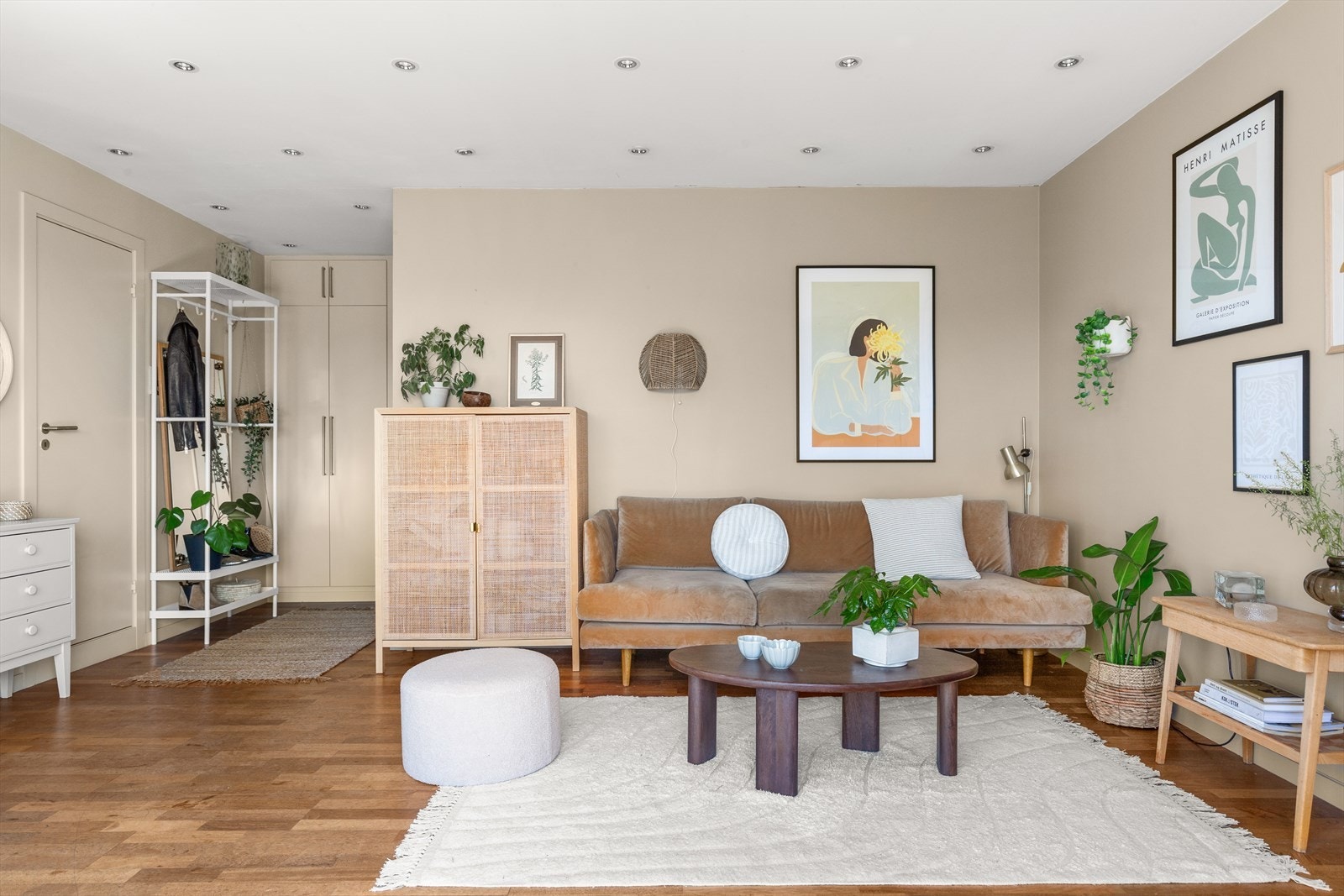 Romslig stue med plass til sofa, sofabord, tv-benk, spisebord og tilhørende møblement Galleribilde