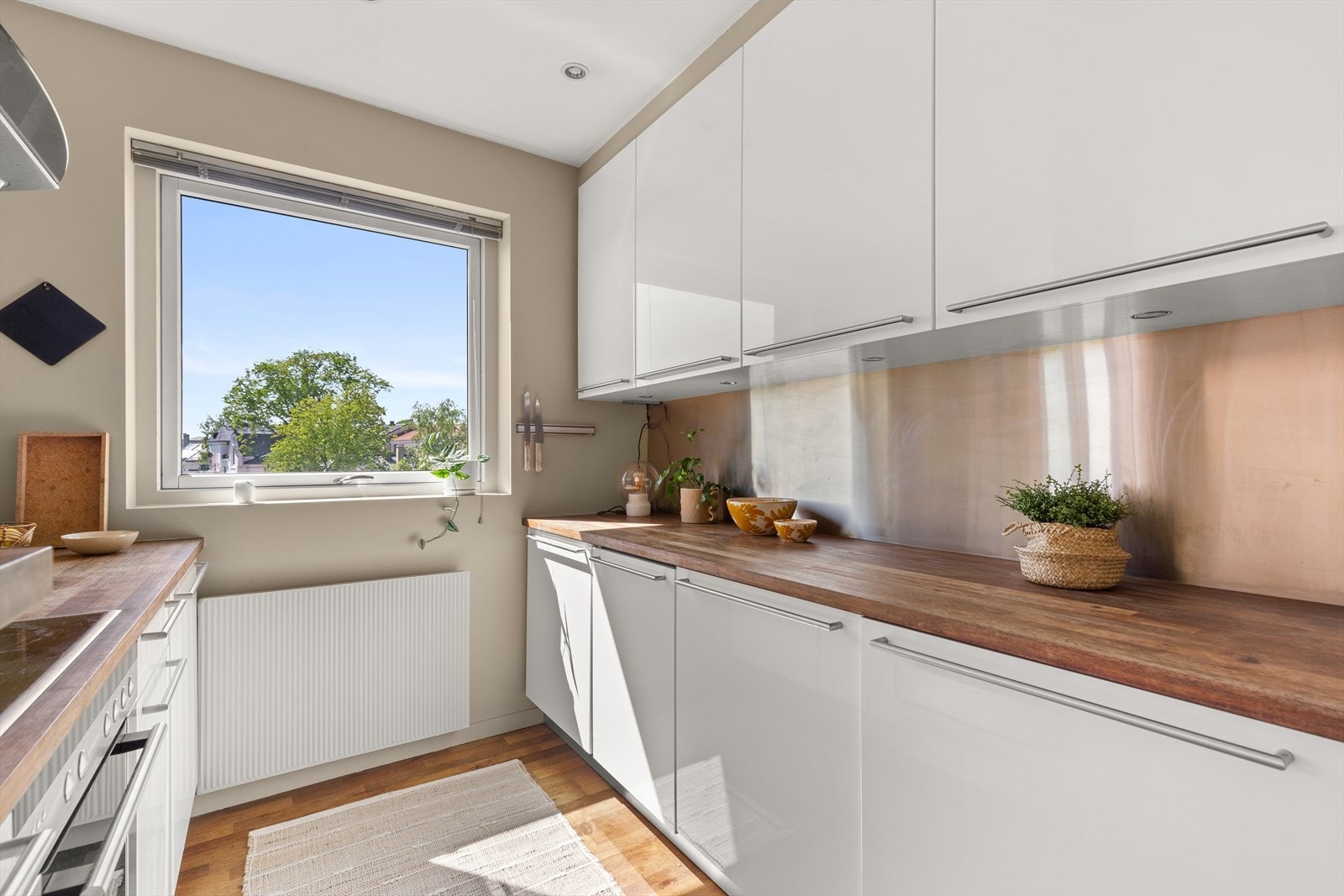 Flott kjøkken med integrert oppvaskmaskin, fryseskap, kjøleskap, platetopp og stekovn. Opplegg for vaskemaskin Galleribilde