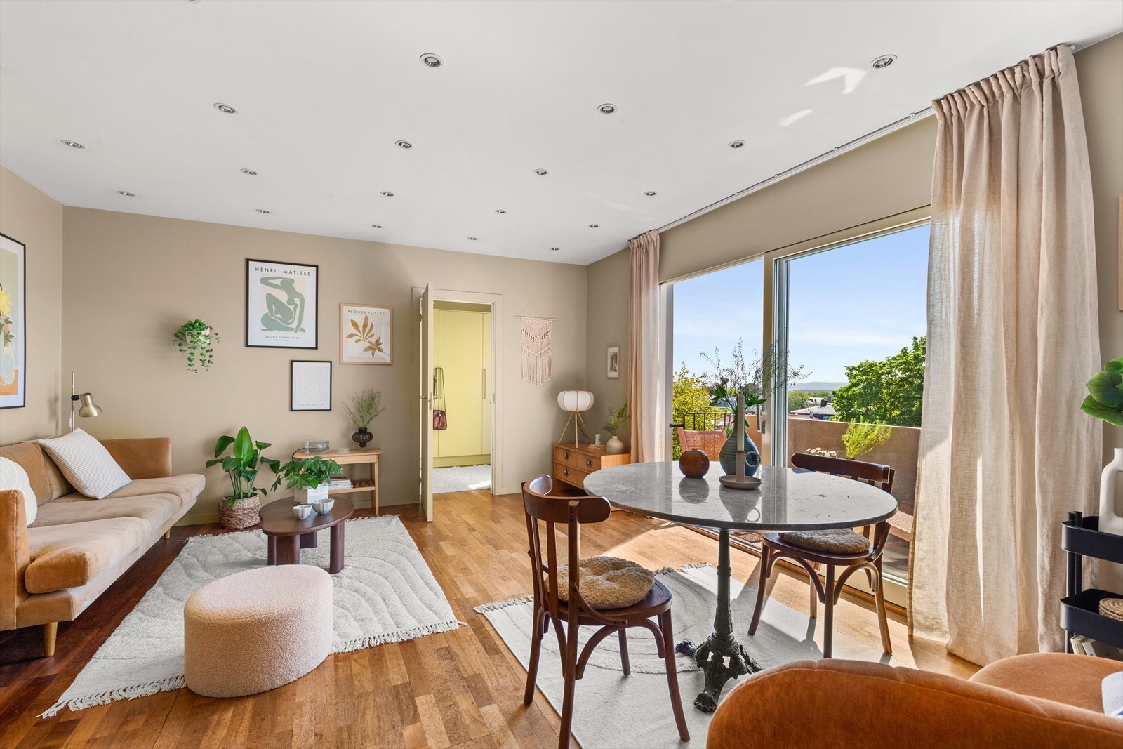 Her bor du supersentralt rett ved Bogstadveien, men leiligheten vender i sin helhet inn mot rolige og idylliske Uranienborg terrasse Galleribilde