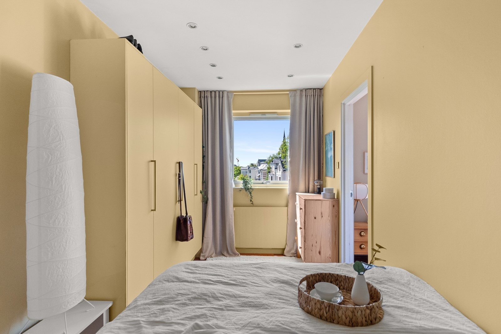 Soverom med plass til dobbeltseng og stort skap. Her har man utsikt ut over fantastiske Uranienborg terrasse Galleribilde