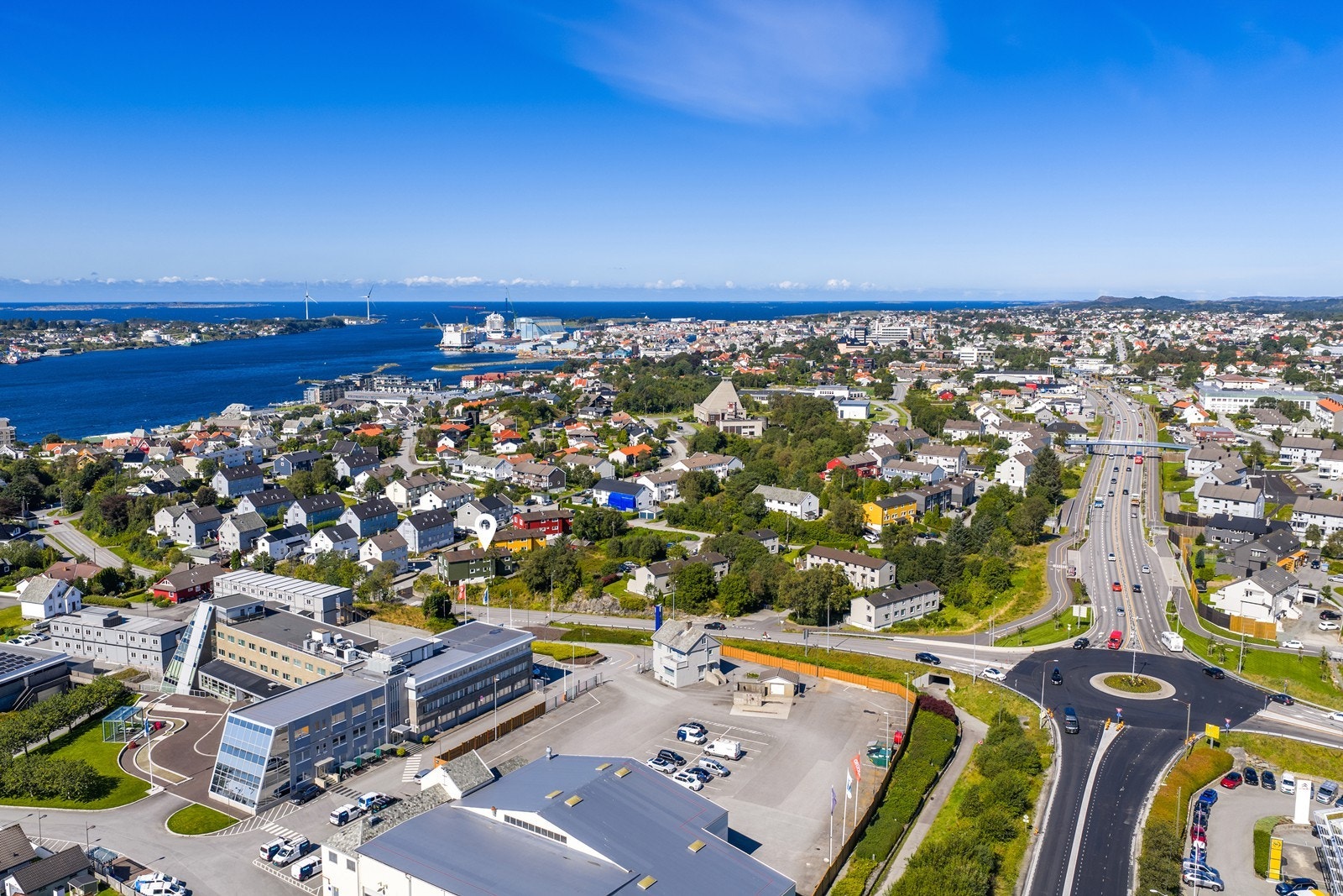 Kort avstand til Karmsund-Senteret med frisør, apotek og Meny med ferskvaredisk Galleribilde