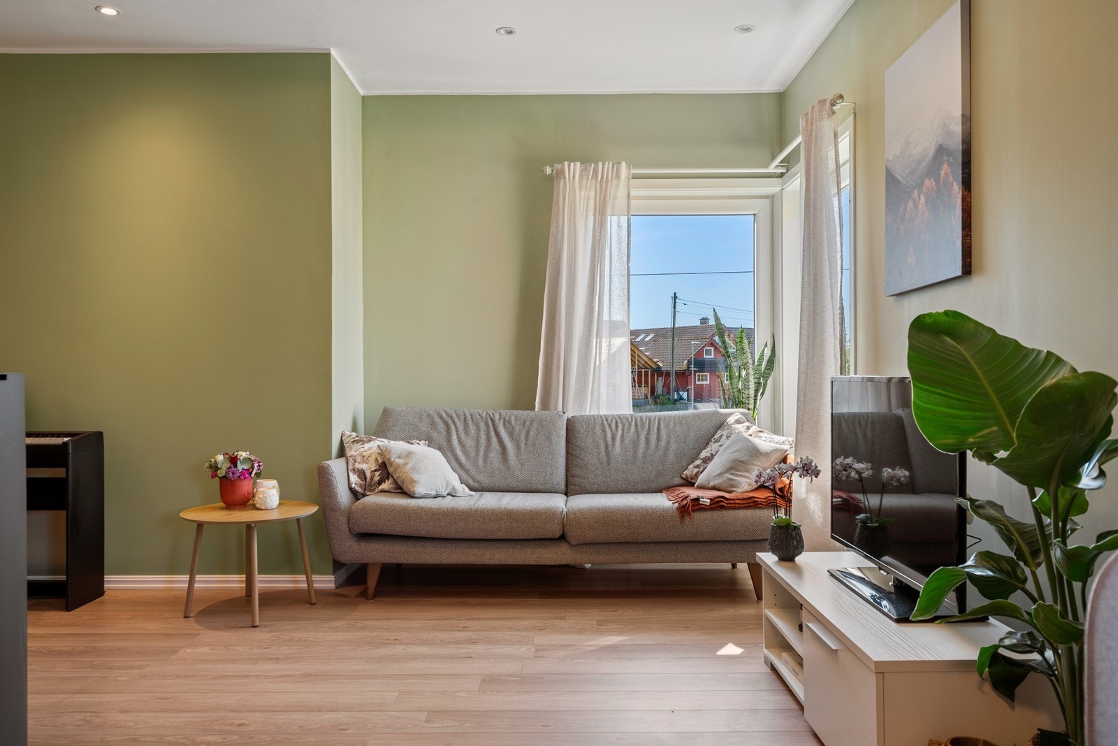 Gode møbleringsmuligheter med god plass til sofagruppe og spisebord Galleribilde