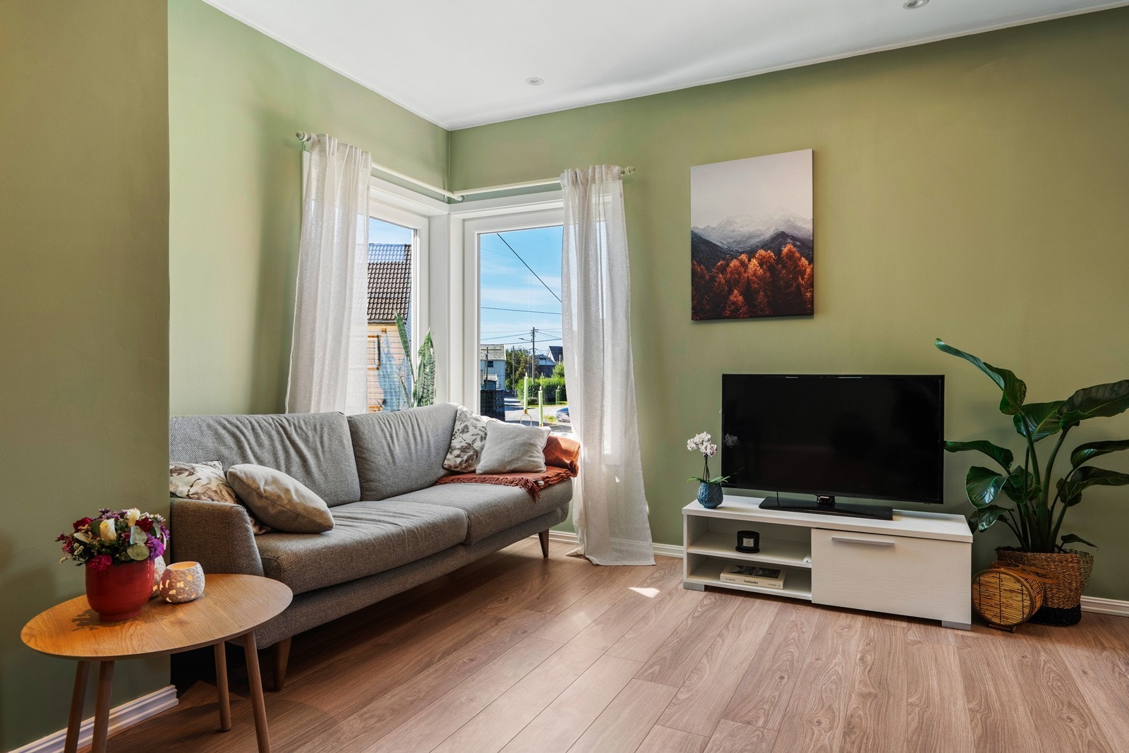 Pent, oppusset leilighet med moderne laminatgulv og moderne fargevalg Galleribilde