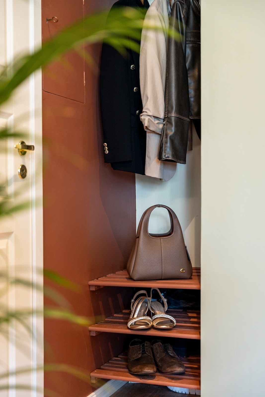 Plassbygget garderobe med god plass til å henge fra seg yttertøy Galleribilde