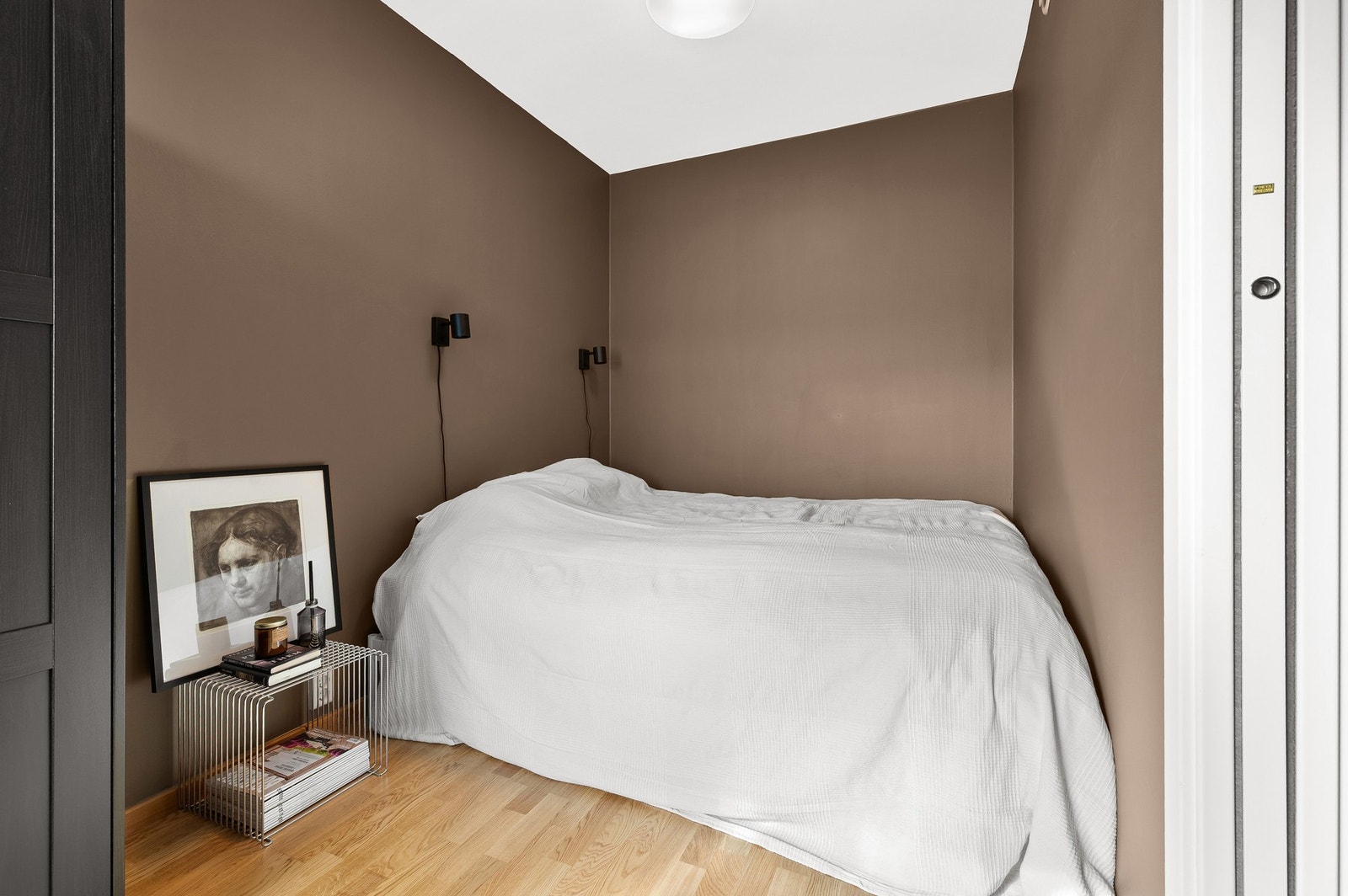 Delikat soverom malt i moderne farger på 7,9 kvm. Galleribilde