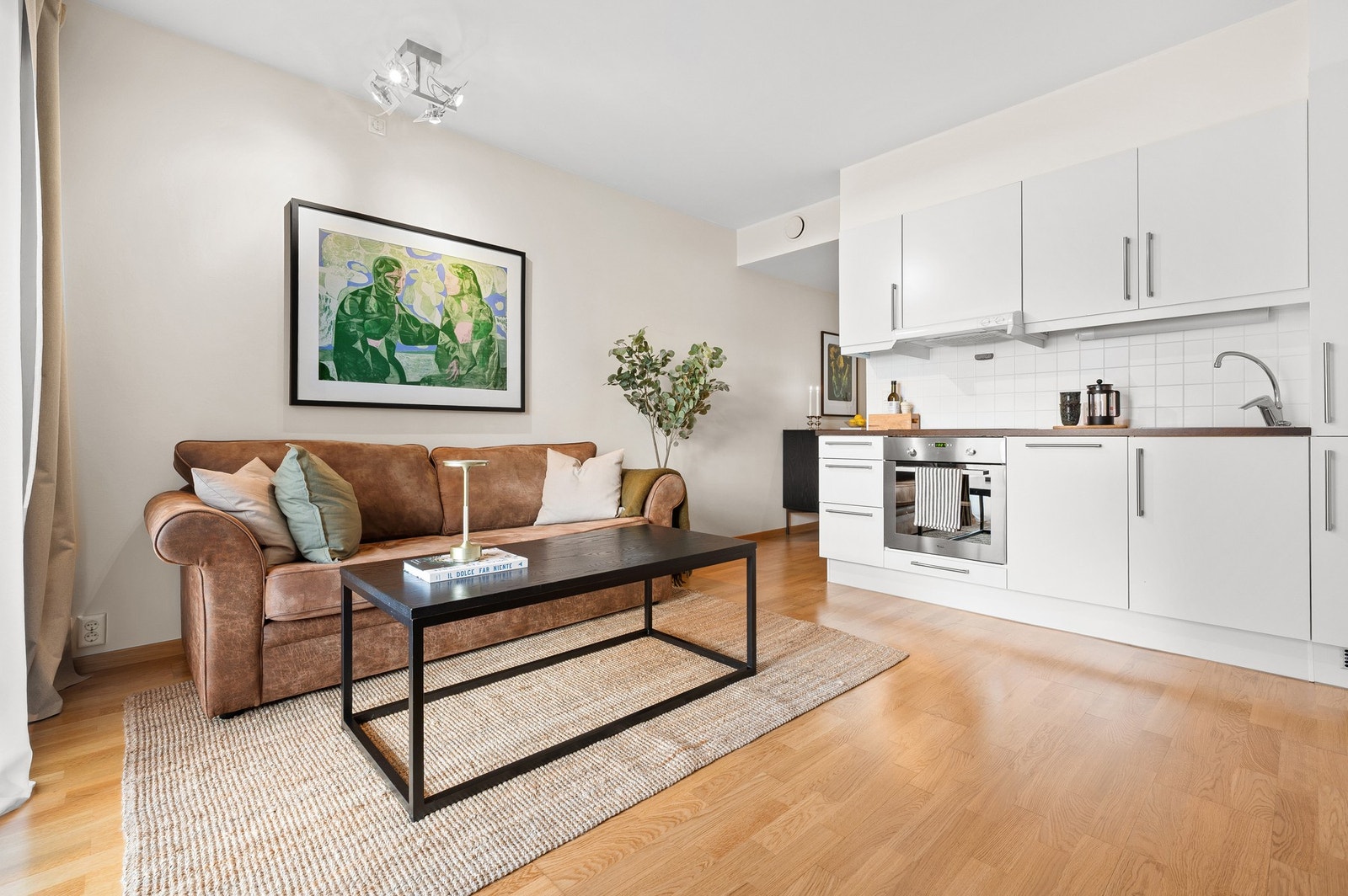 Det er parkett på gulv og malte flater på vegger. Galleribilde