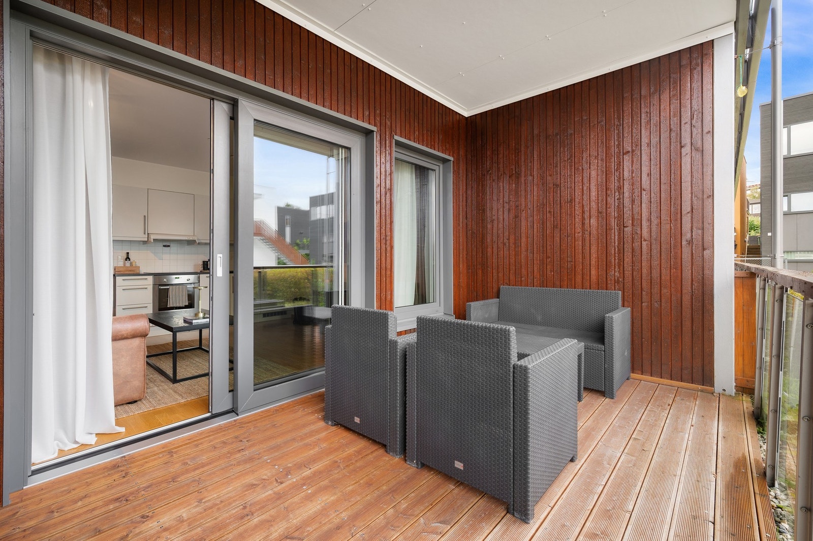 Her er det god plass til ønsket utemøblement. Galleribilde