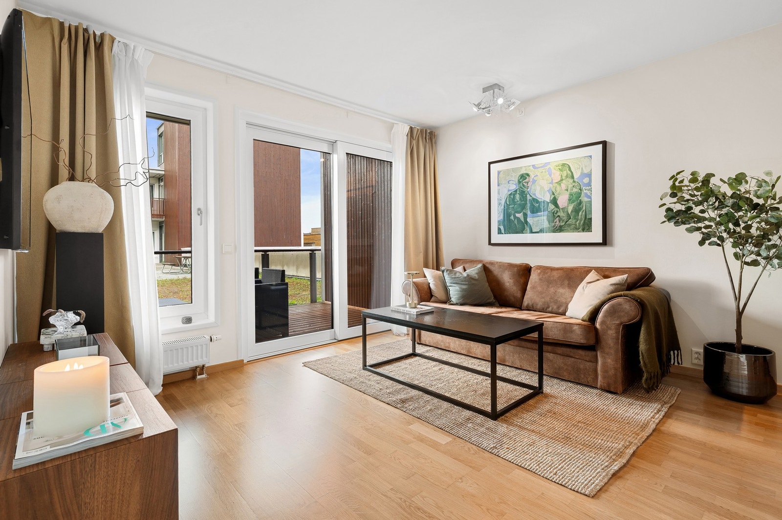 Åpen stue-/kjøkkenløsning på 14,6 kvm med god plass til sofa med tilhørende møblement. Galleribilde