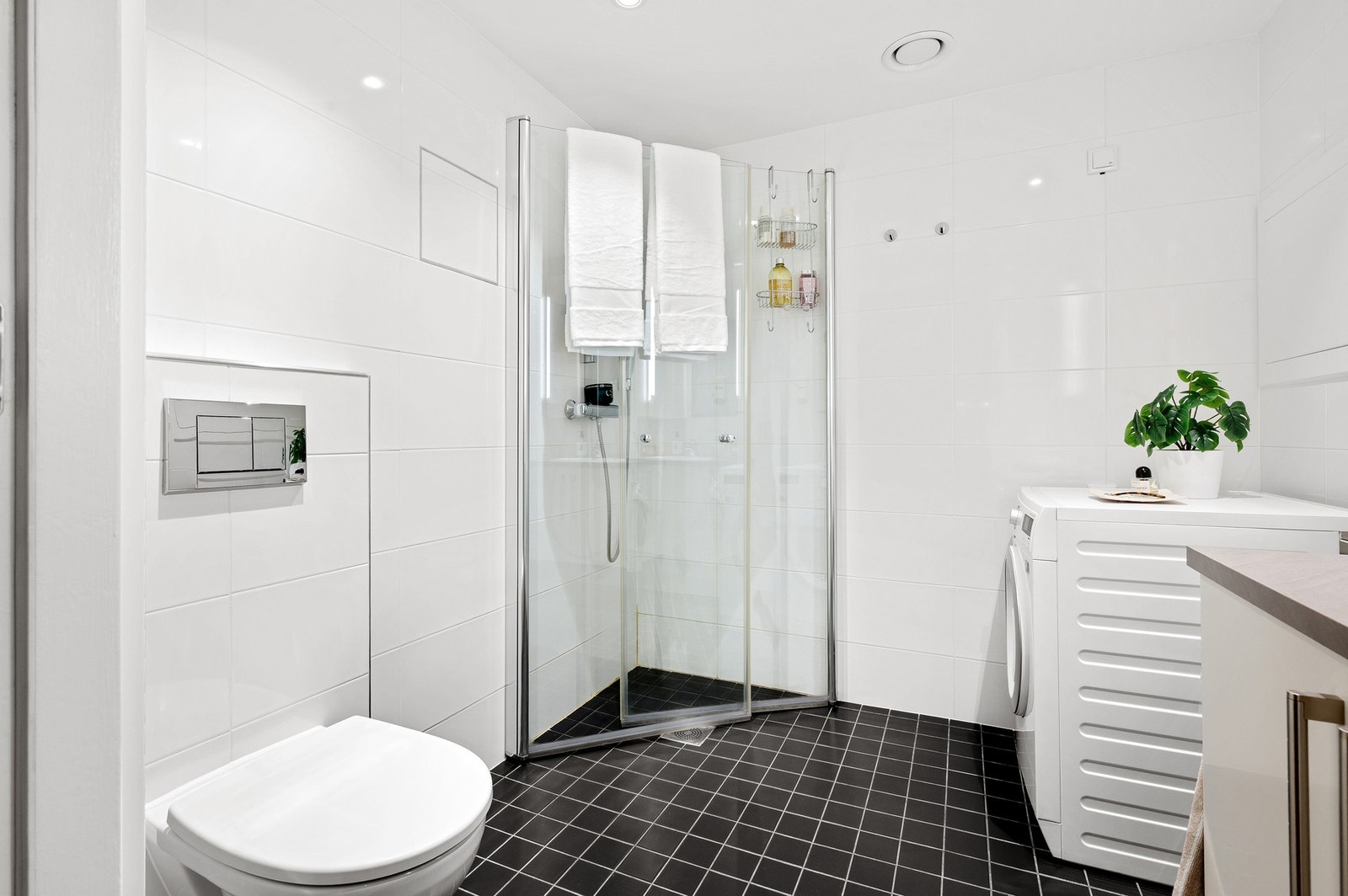 Pent flislagt bad på 4,4 kvm med elektriske varmekabler i gulv. Galleribilde