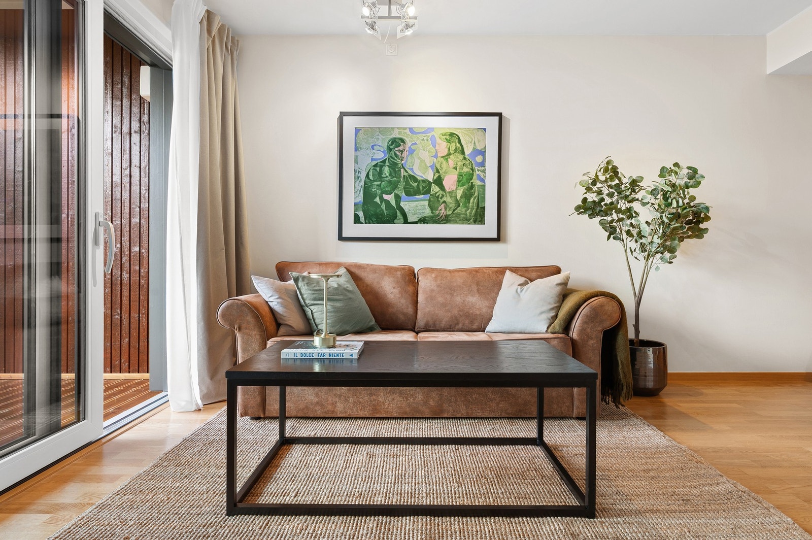 Store vindusflater gir rikelig med naturlig lysinnslipp. Galleribilde