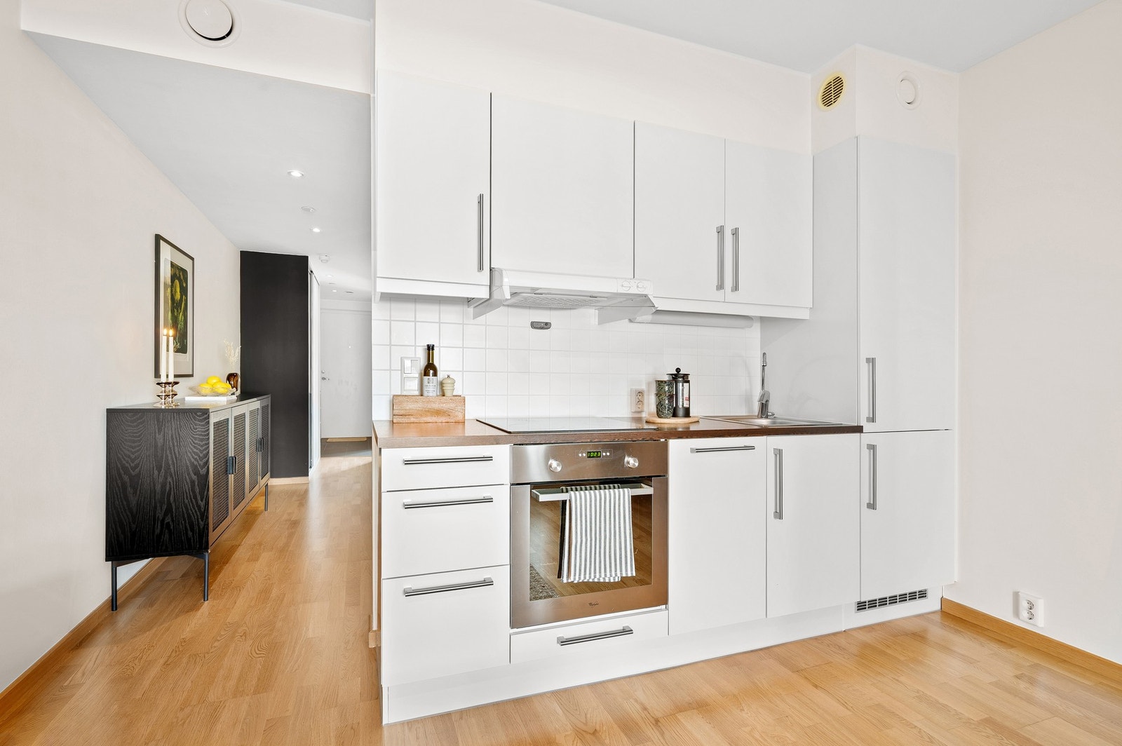 Kjøkkeninnredning med plane fronter og laminert benkeplate. Galleribilde