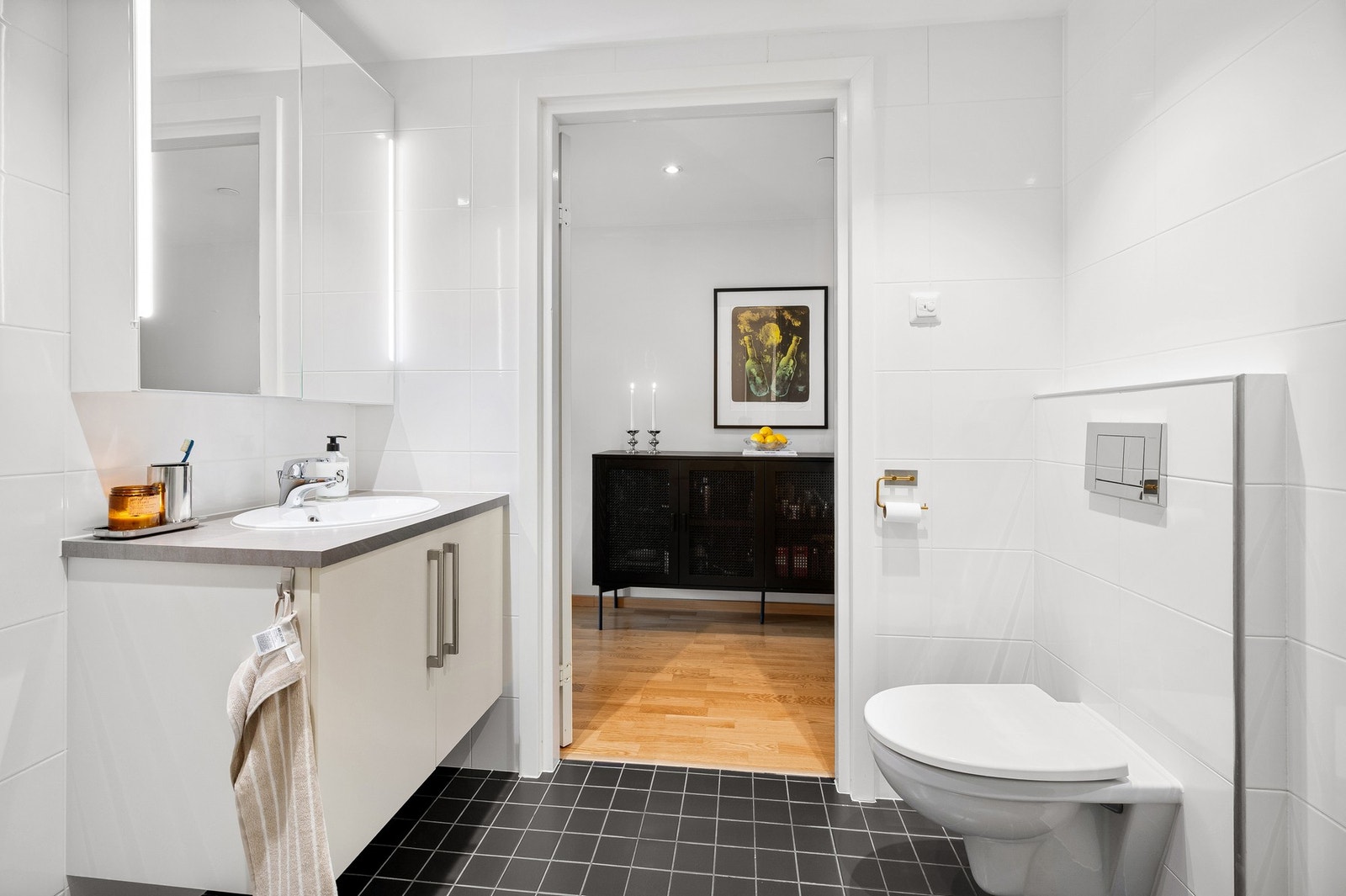 Rommet har mekanisk avtrekk, via boligens balanserte ventilasjonsanlegg, med tilluftspalte under dørblad. Galleribilde