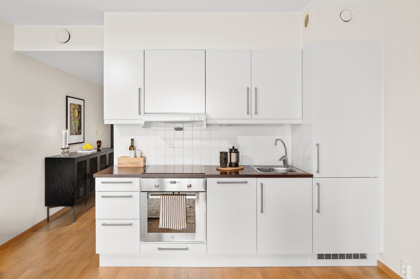 Det medfølger integrert platetopp, stekeovn, oppvaskmaskin og kjøl/fryseskap. Galleribilde