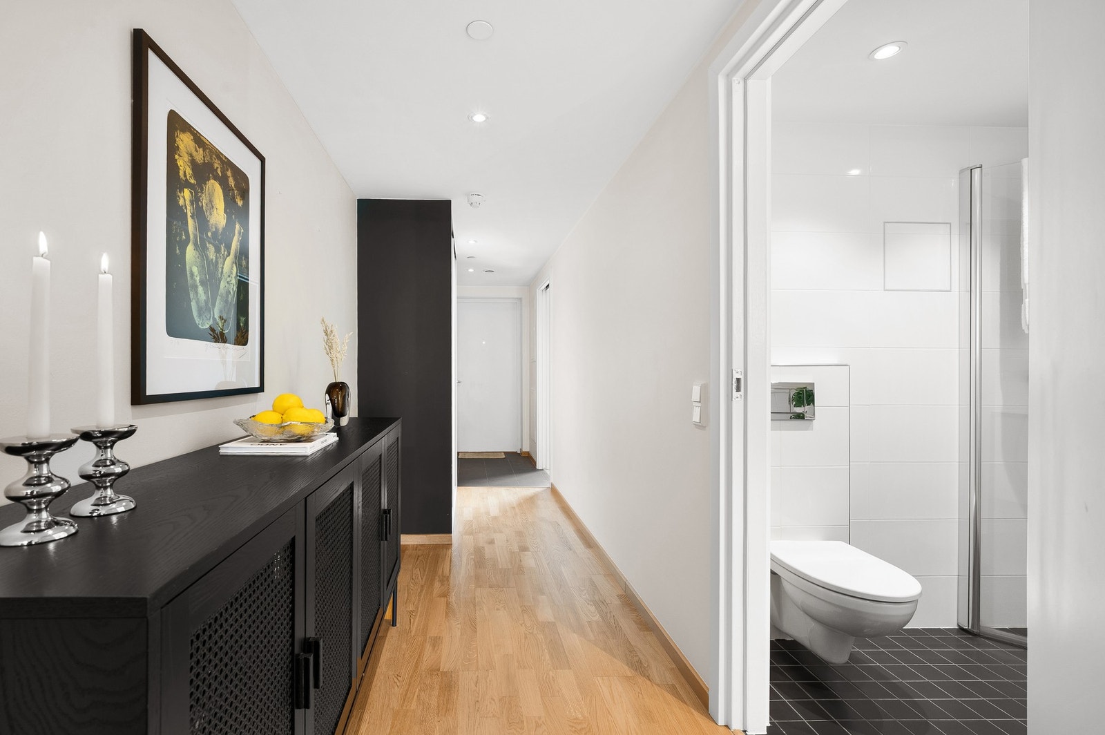 I entreen er det også en praktisk skyvedørsgarderobe for oppbevaring. Galleribilde